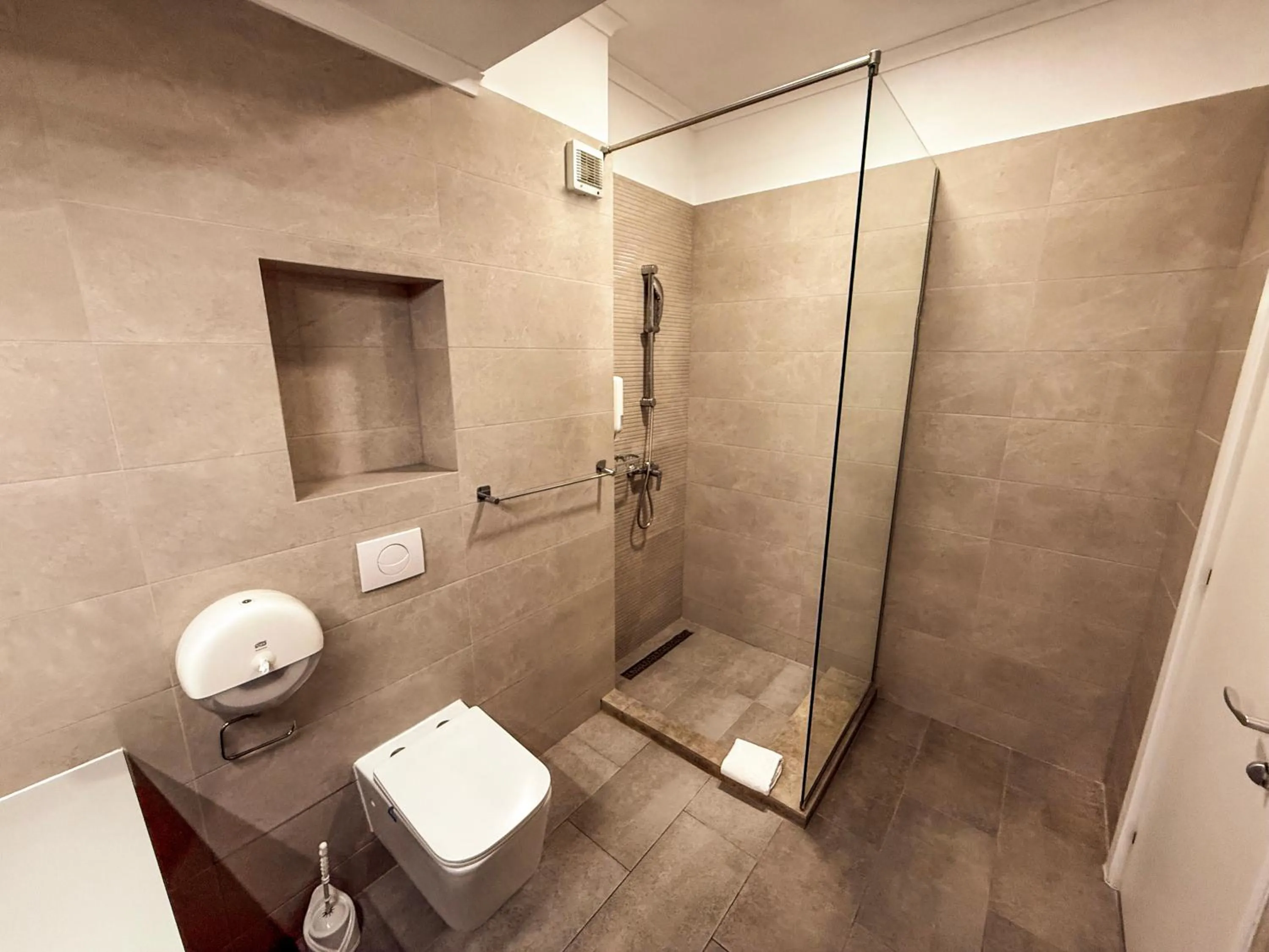 Shower in Maritimo ApartHotel