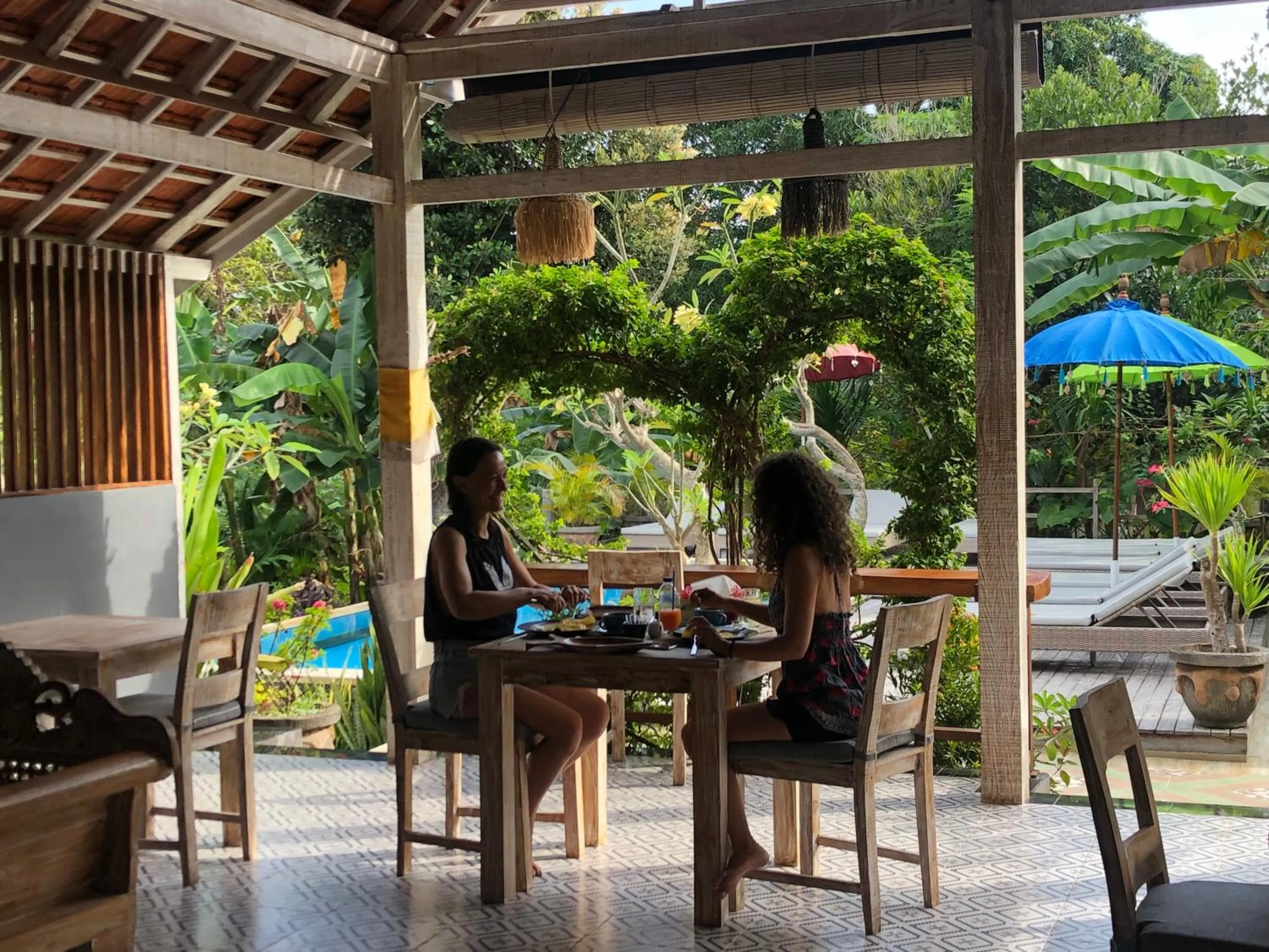 Restaurant/places to eat in Le Biu garden View