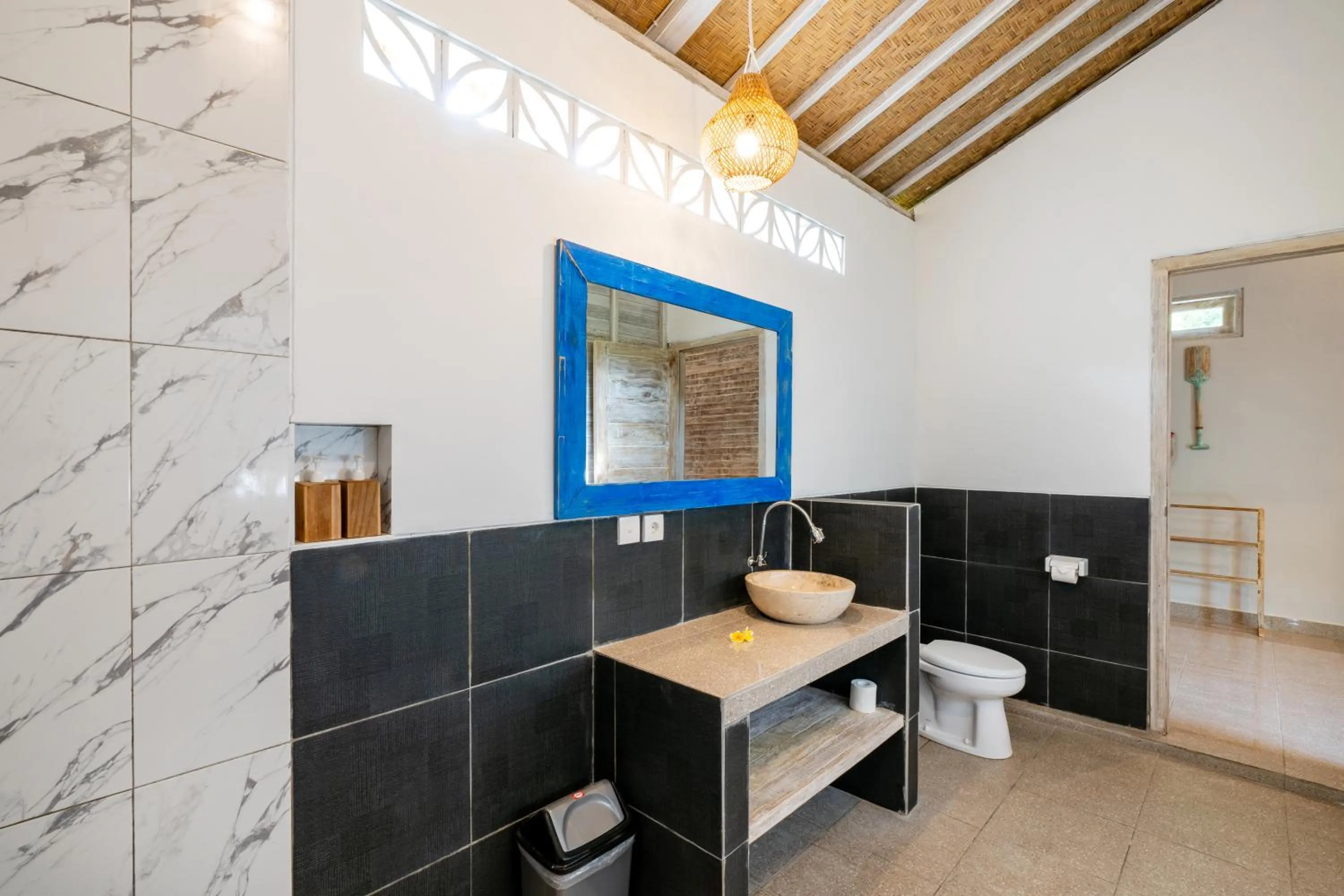 Bathroom in Le Biu garden View