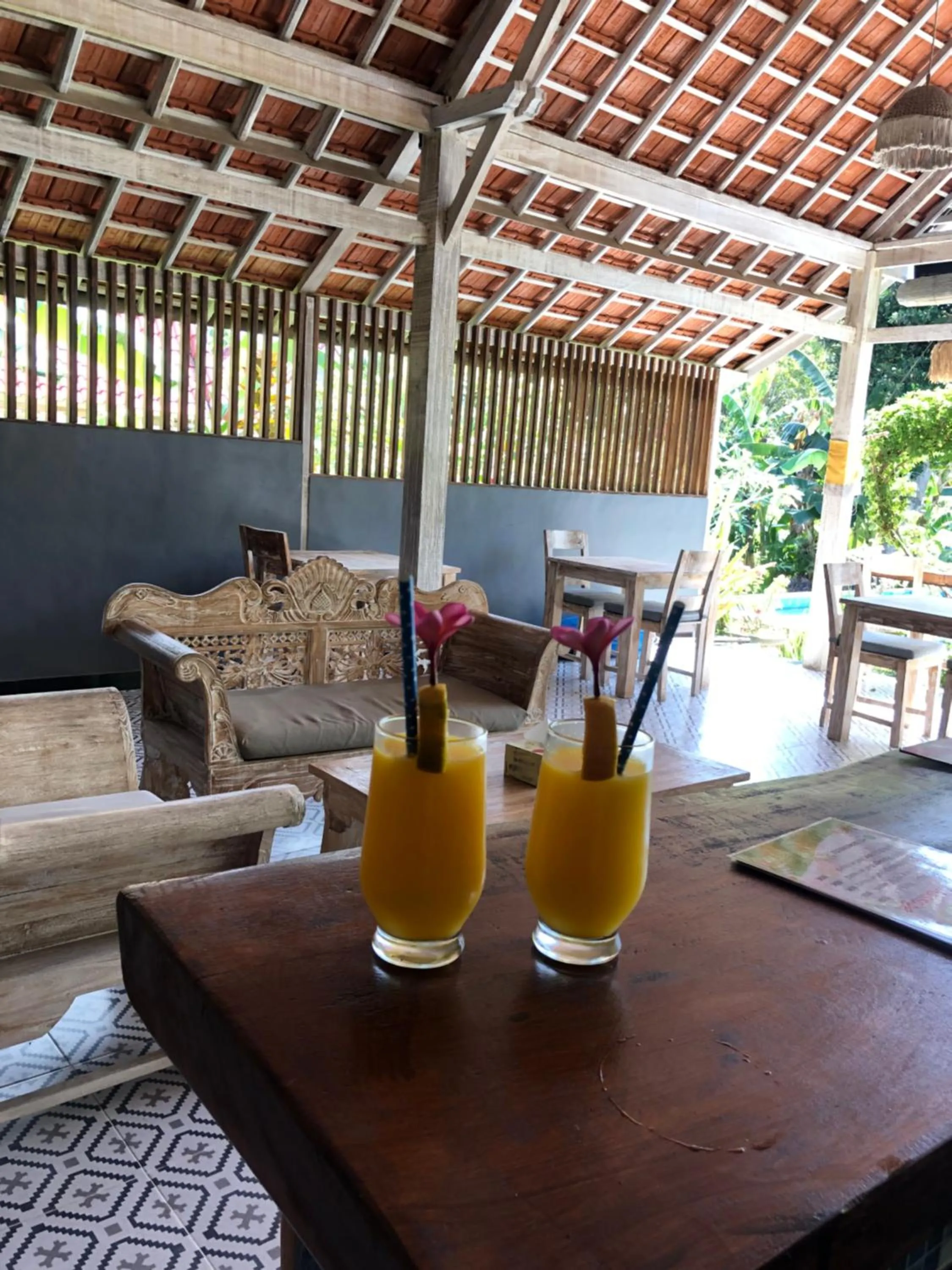 Drinks in Le Biu garden View