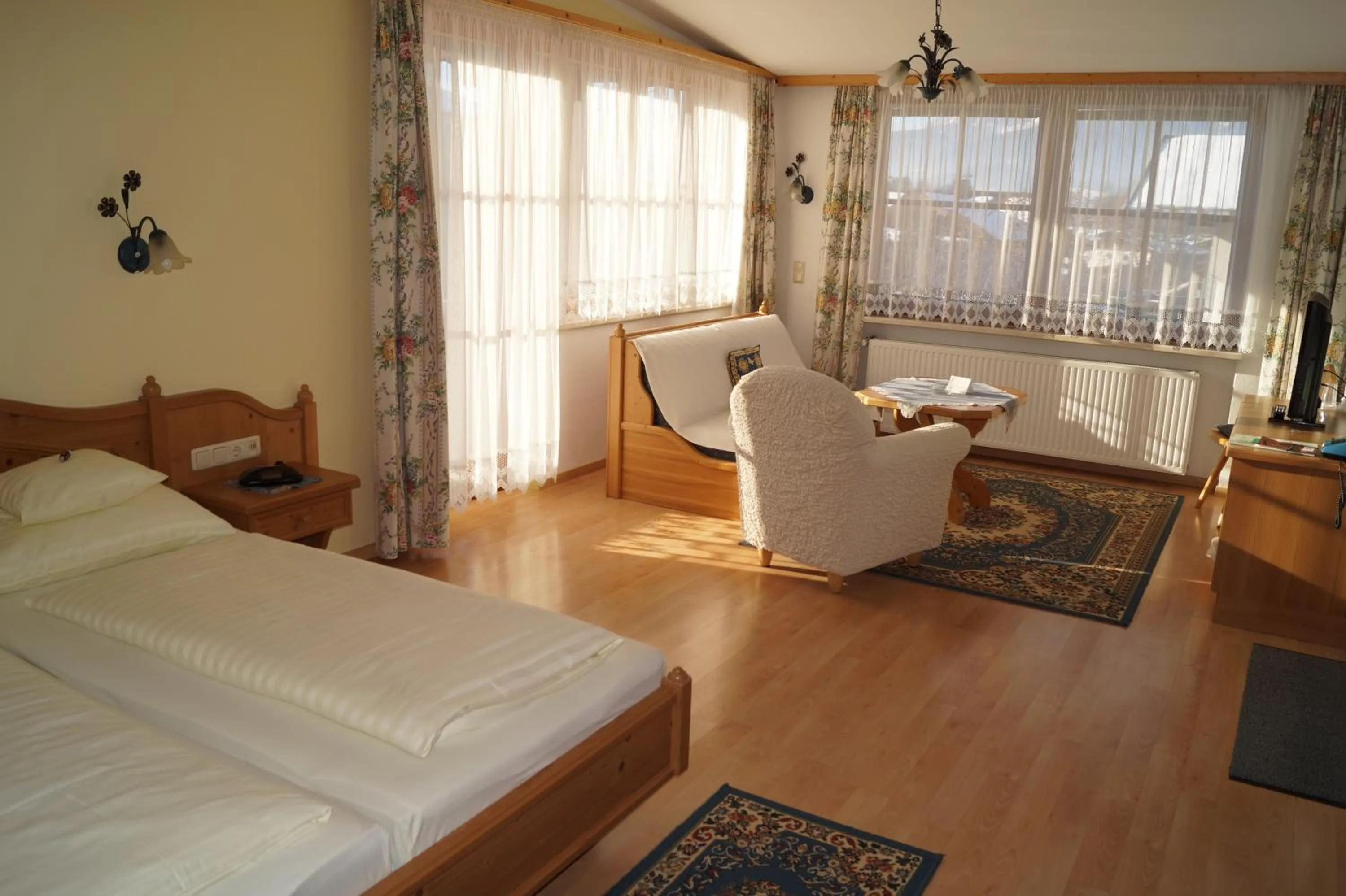 Dining area, Bed in Hotel Sonne