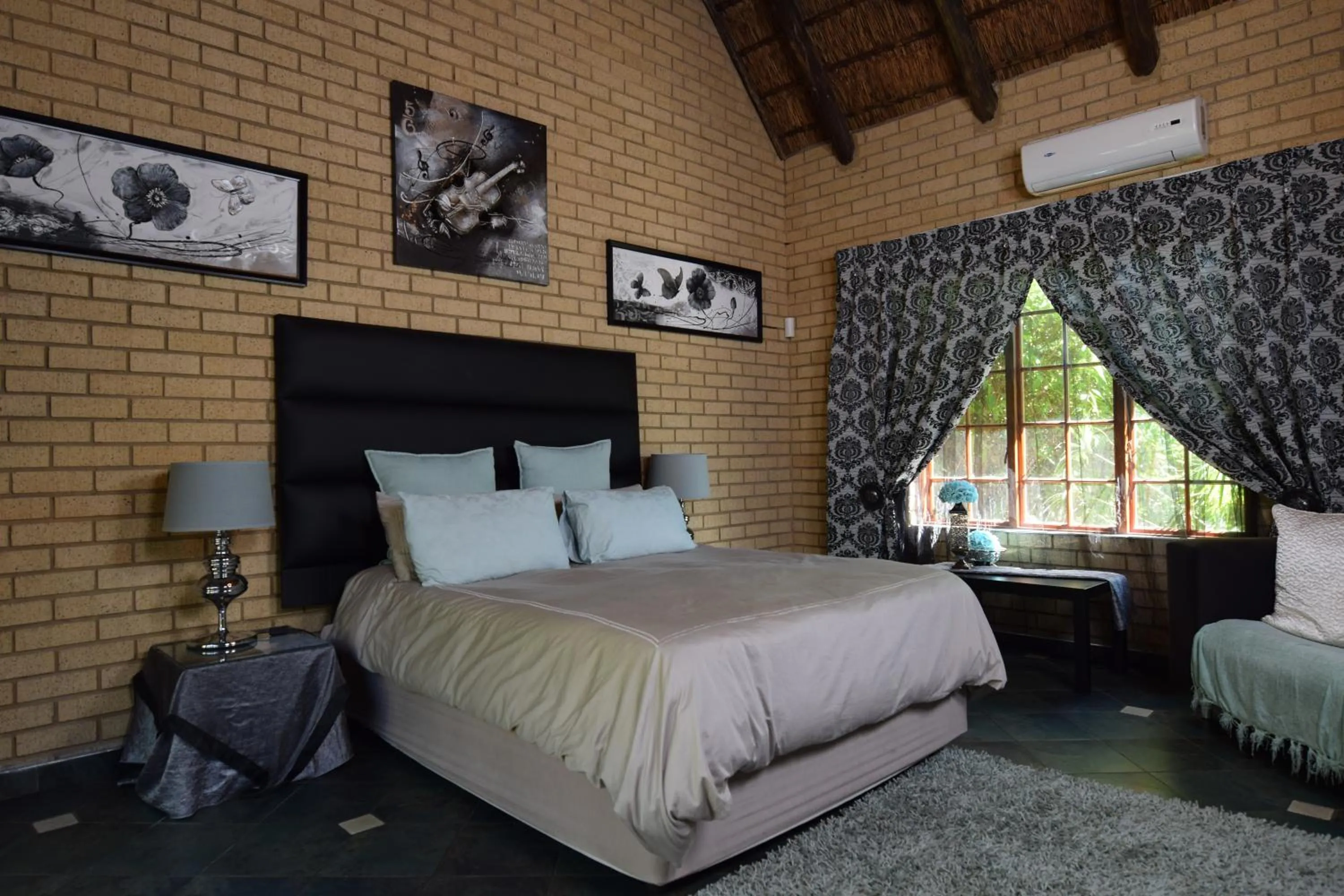 Bed in Thabong Bed and Breakfast