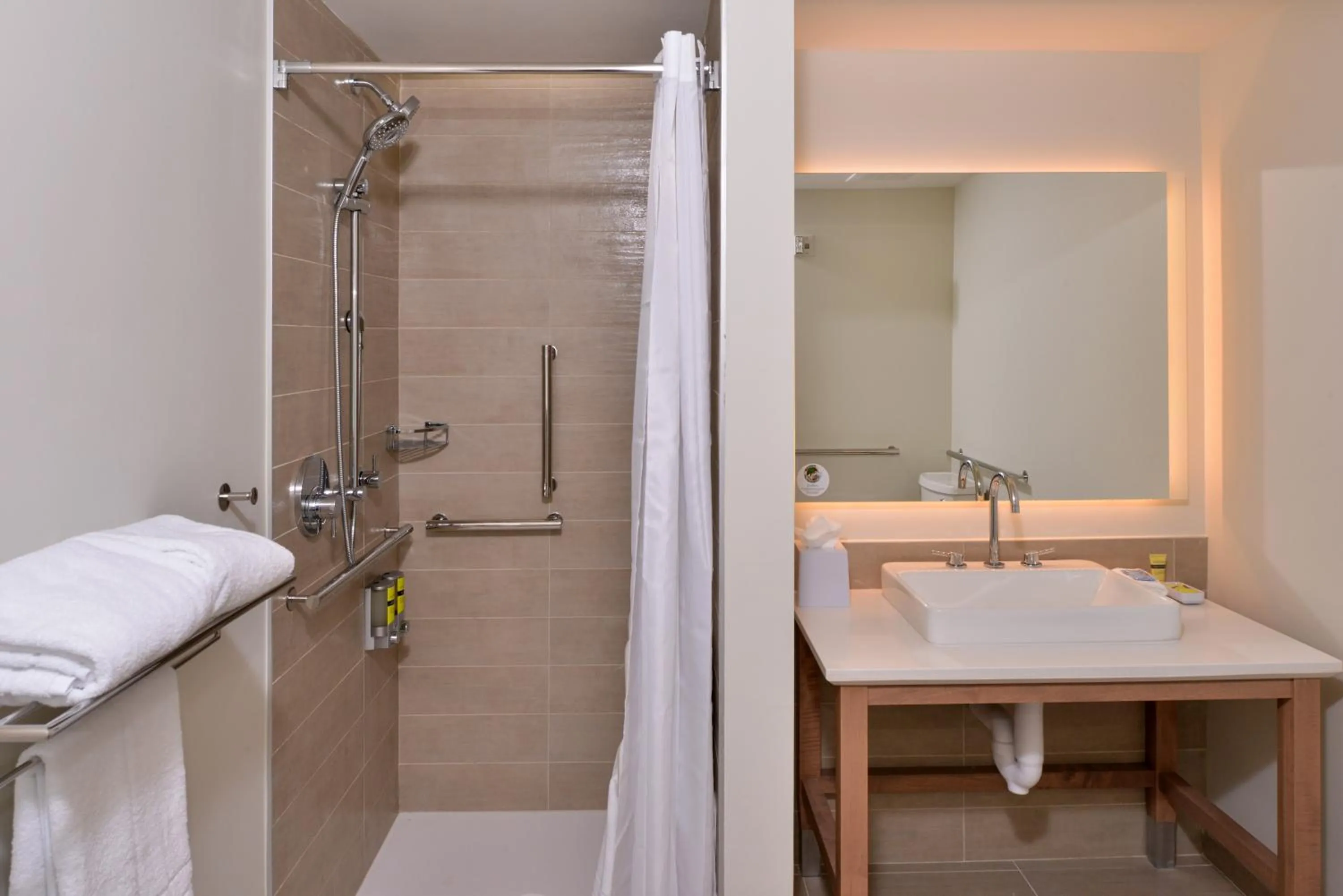 Bathroom in Element Kansas City Overland Park