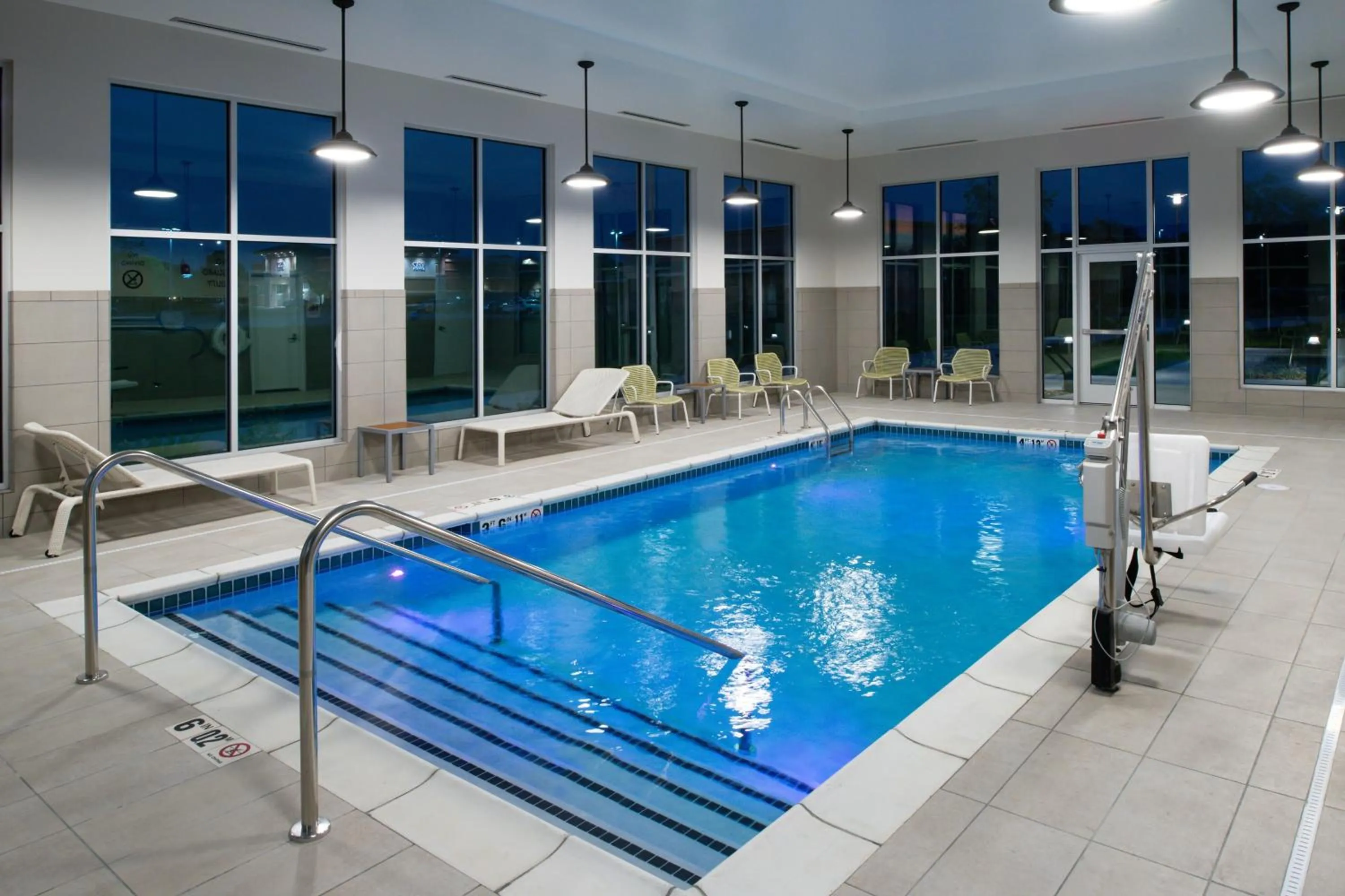 Swimming pool in Element Kansas City Overland Park