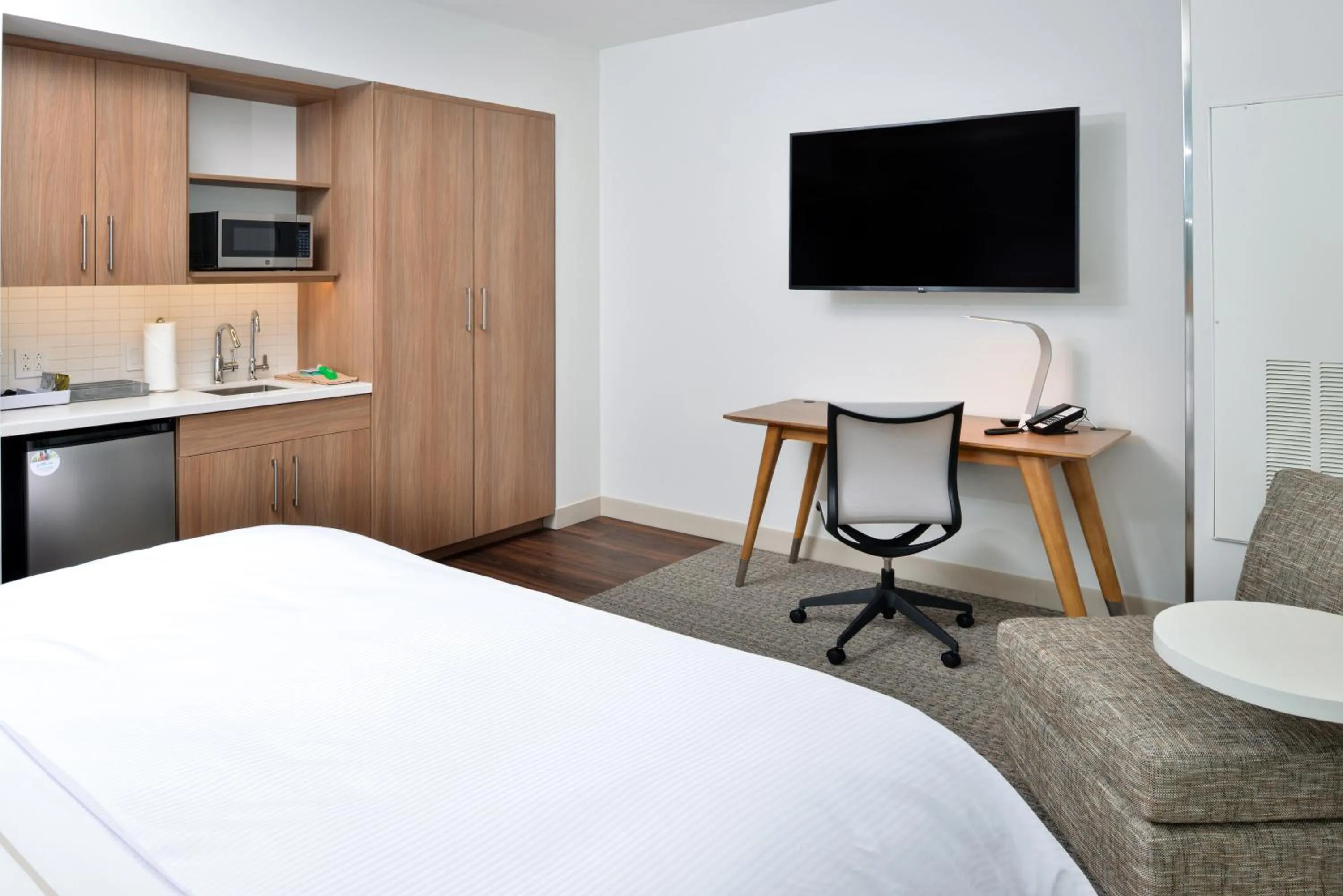 hair dresser, Bed in Element Kansas City Overland Park