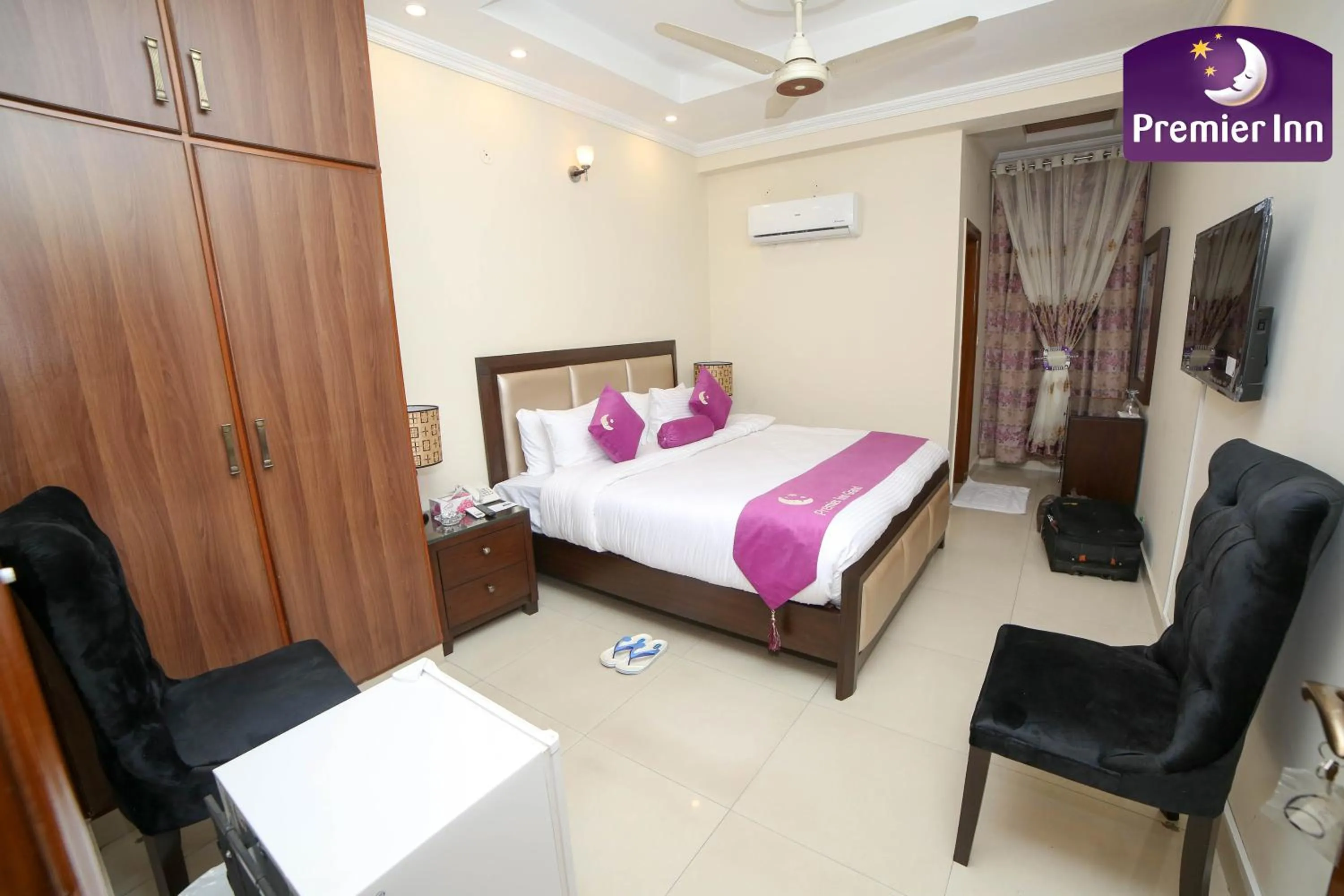 Photo of the whole room, Bed in Premier Inn Grand Gulberg Lahore