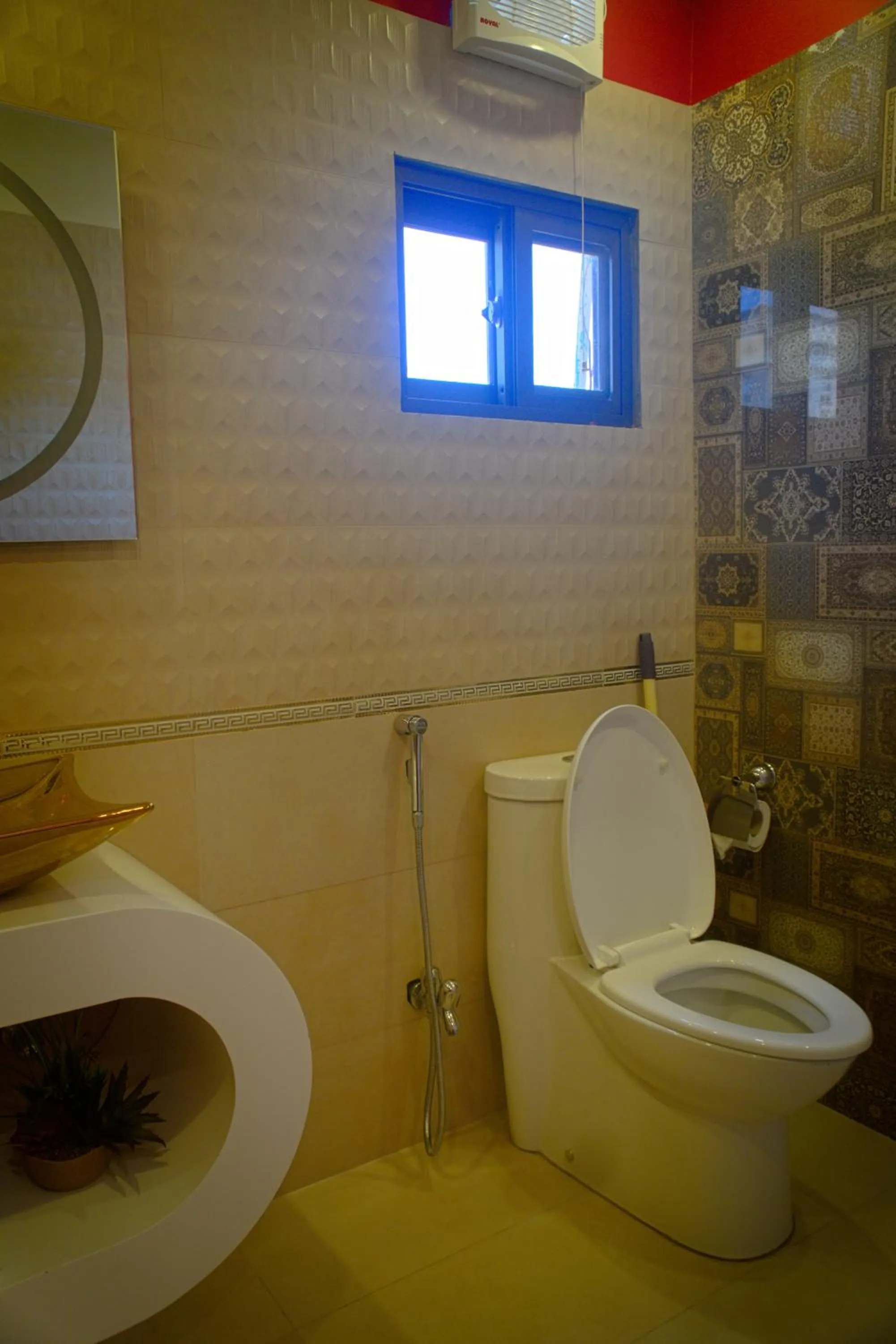 Toilet in Premier Inn Grand Gulberg Lahore