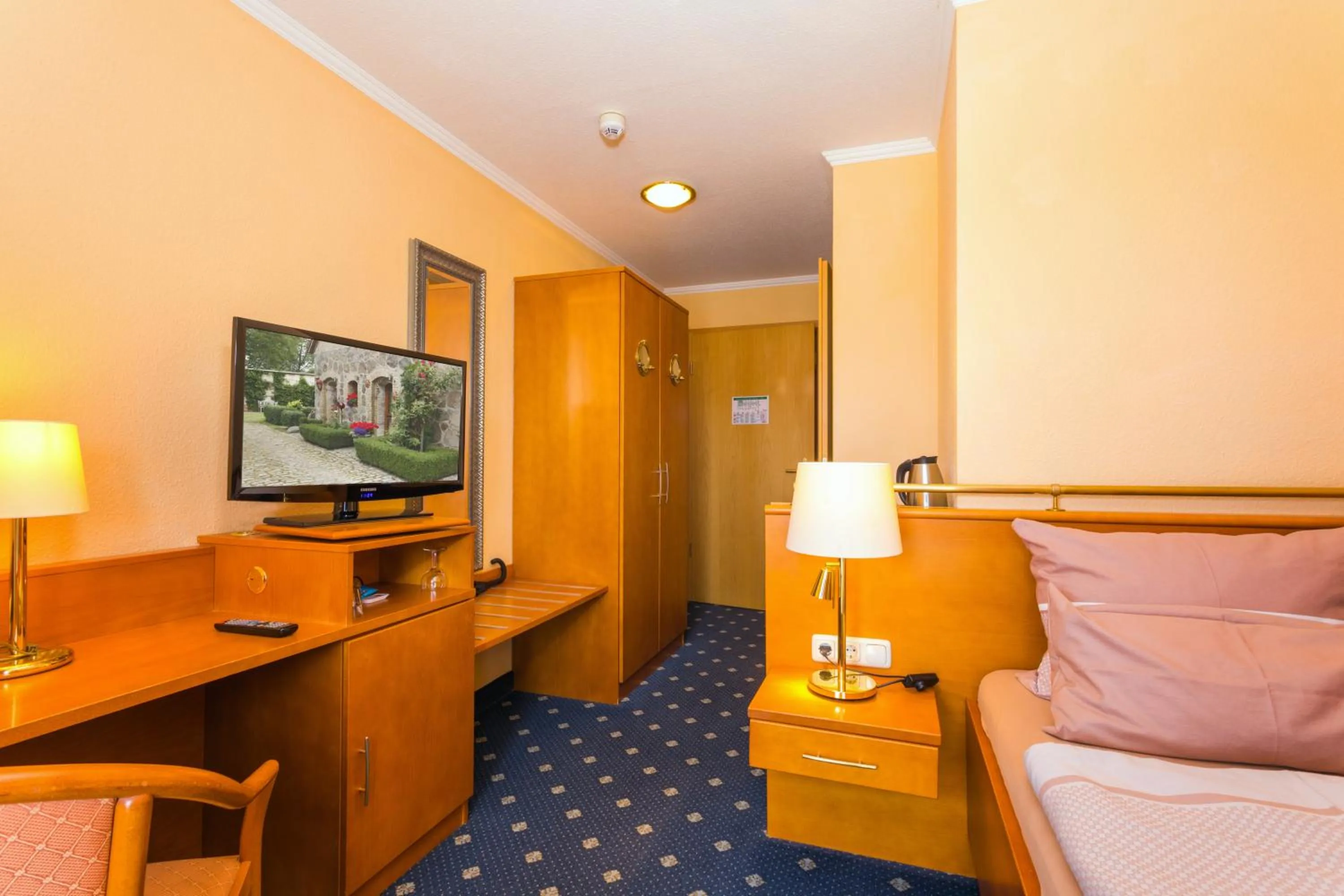 Bed in Hotel & Restaurant Hanse Kogge