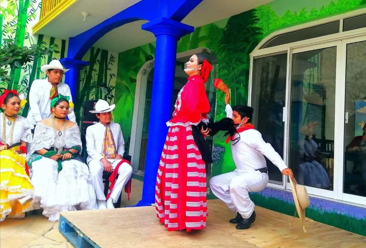 People in HOTEL ESMERALDA