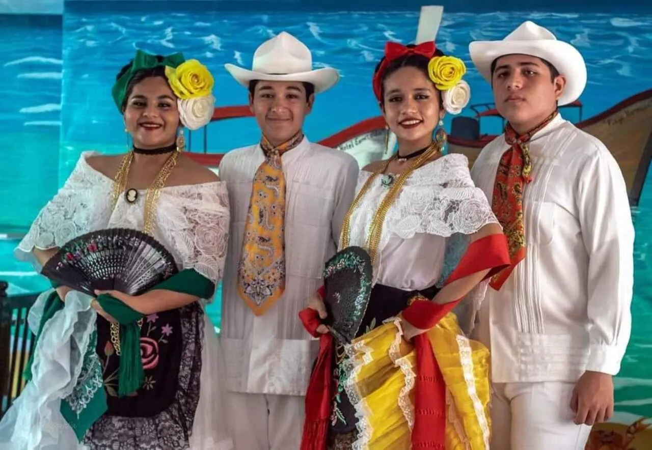 People in HOTEL ESMERALDA