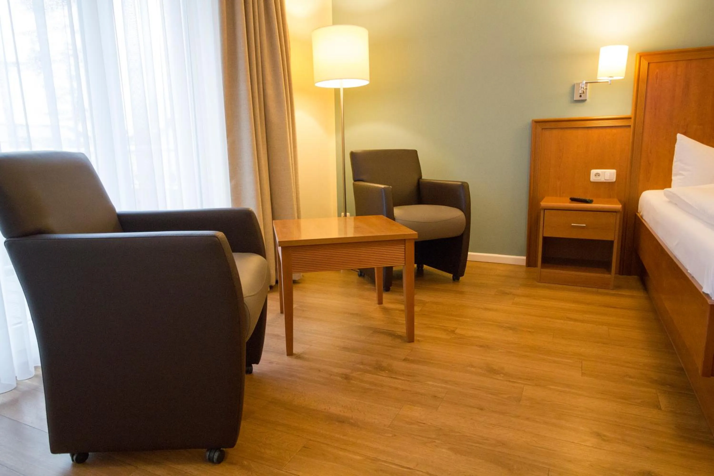 Seating area, Bed in R&R Strandhotel Baabe