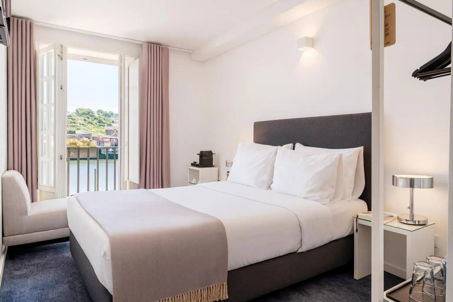 Bed in Miragaia - Riverside Suites - Adults Only