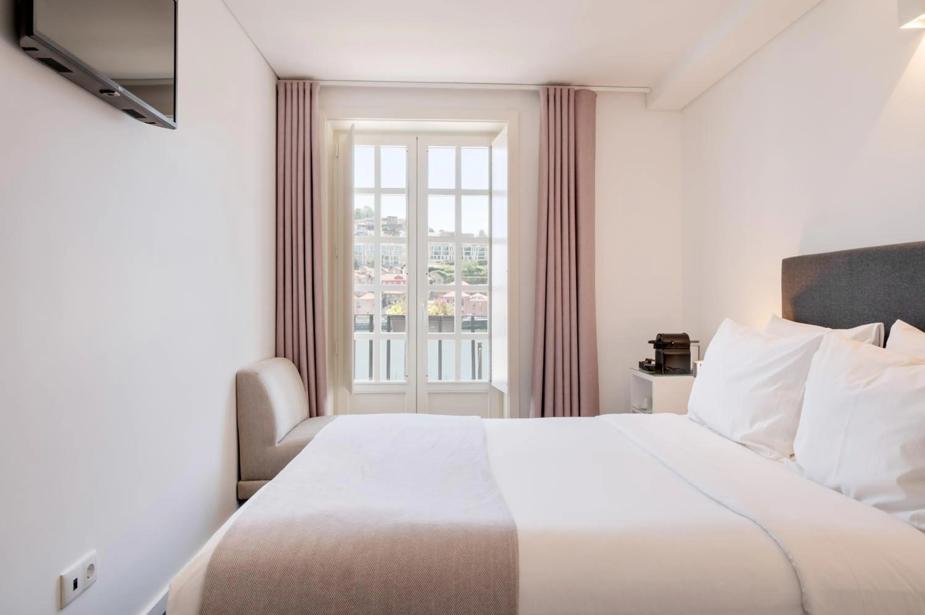 Bedroom, Bed in Miragaia - Riverside Suites - Adults Only