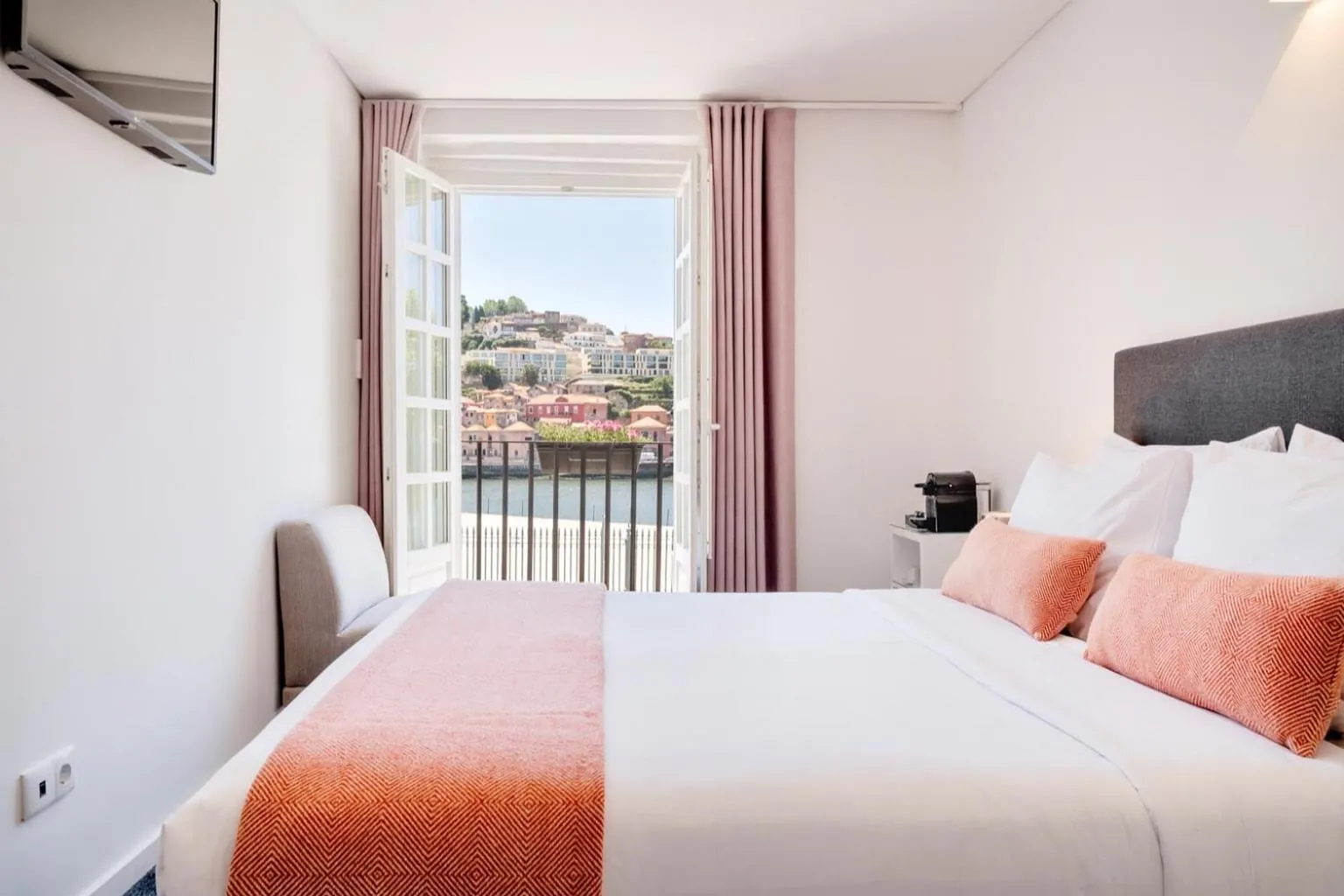 Decorative detail, Bed in Miragaia - Riverside Suites - Adults Only