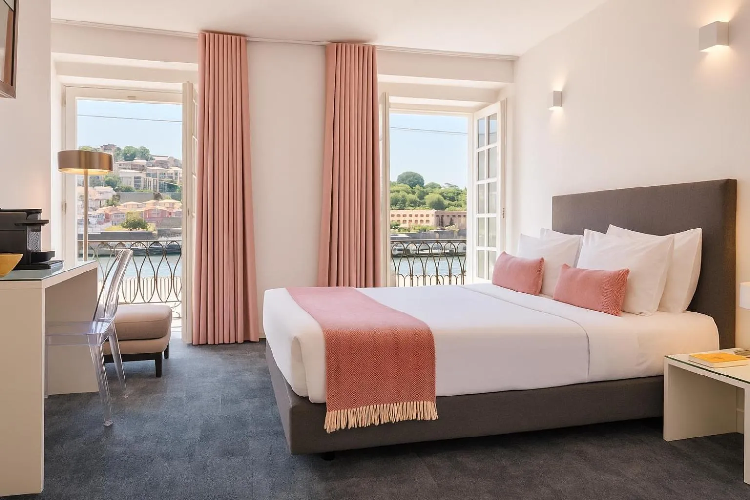 Bed in Miragaia - Riverside Suites - Adults Only
