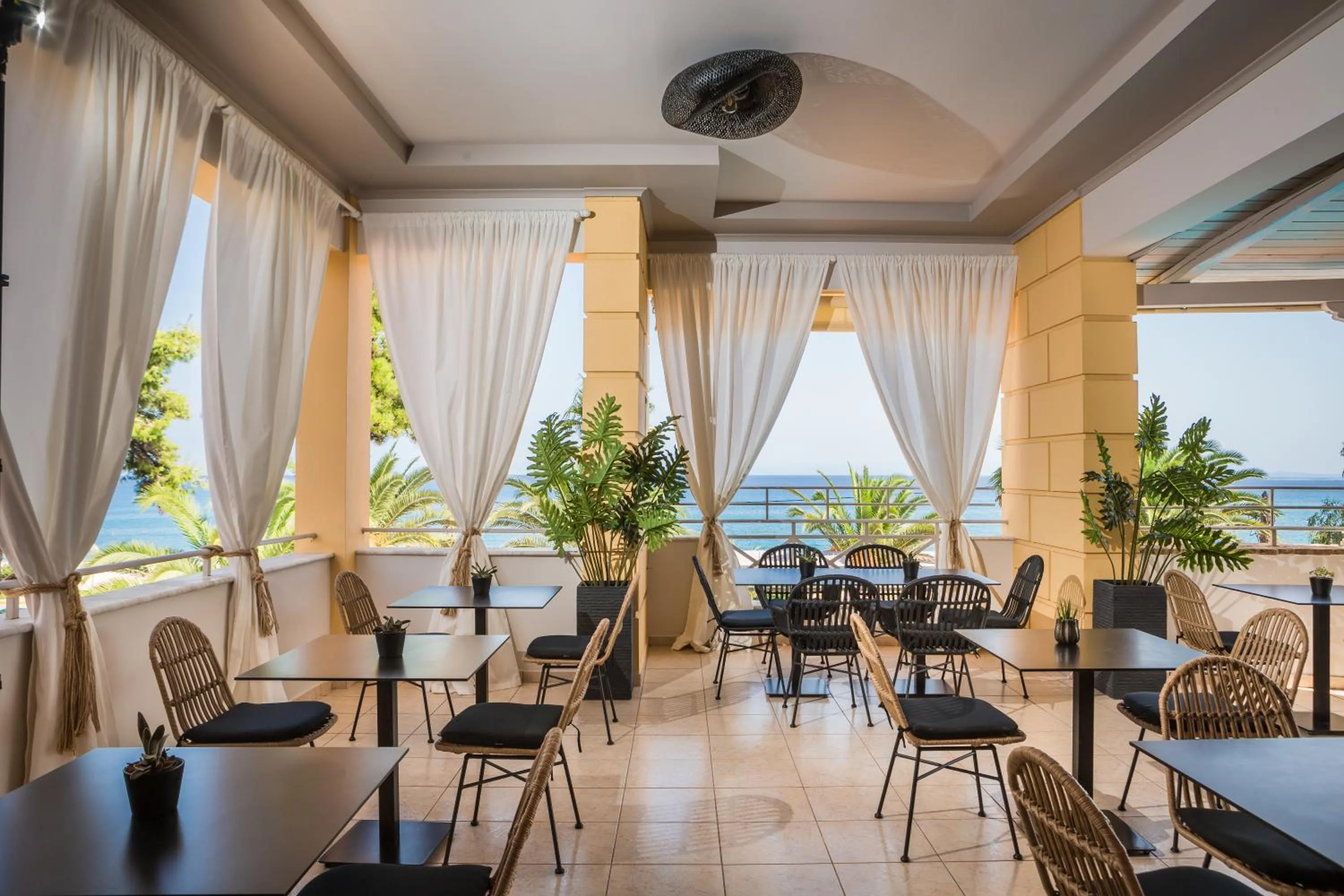 Restaurant/places to eat in Makis Hotel