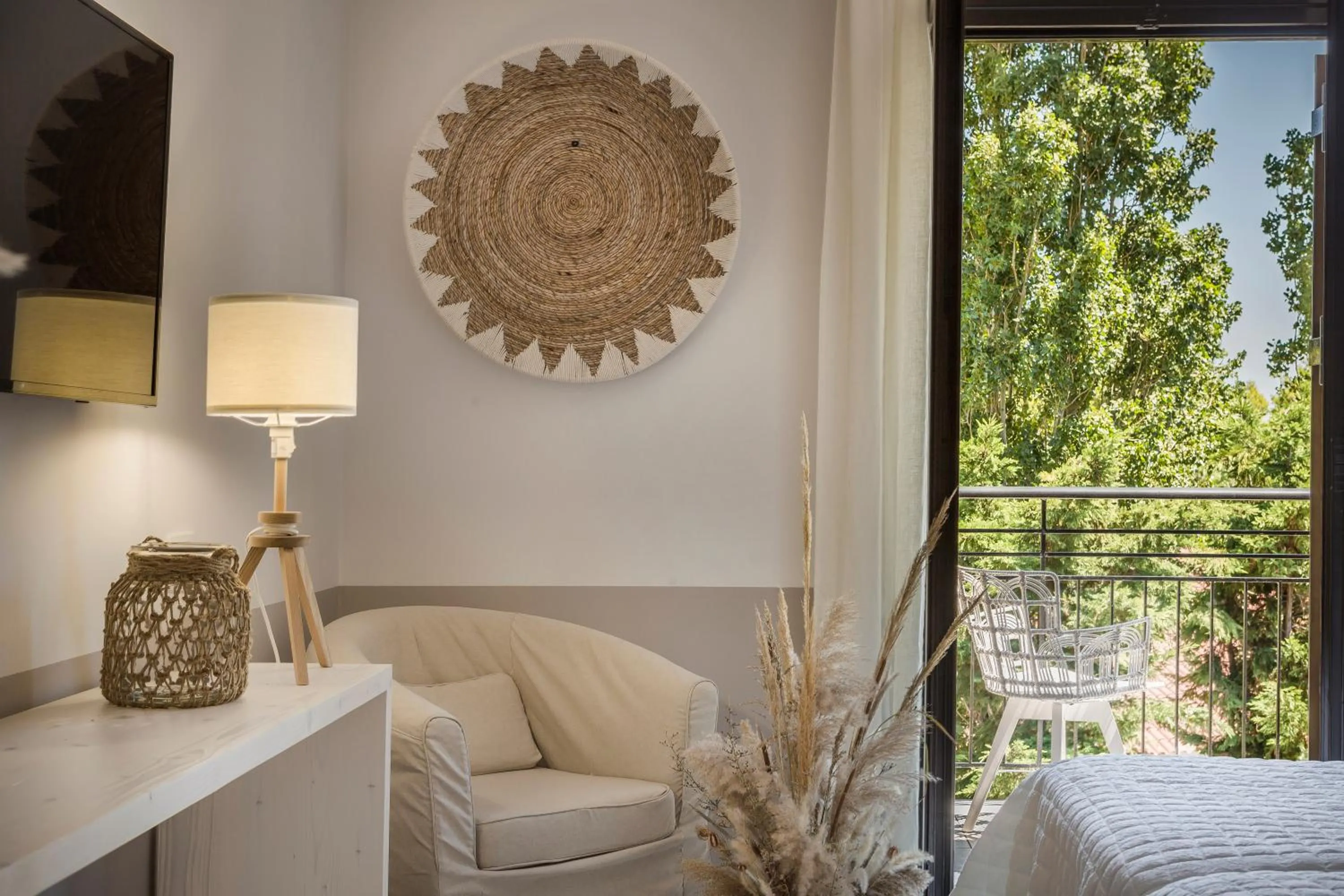 Living room, Bed in Makis Hotel