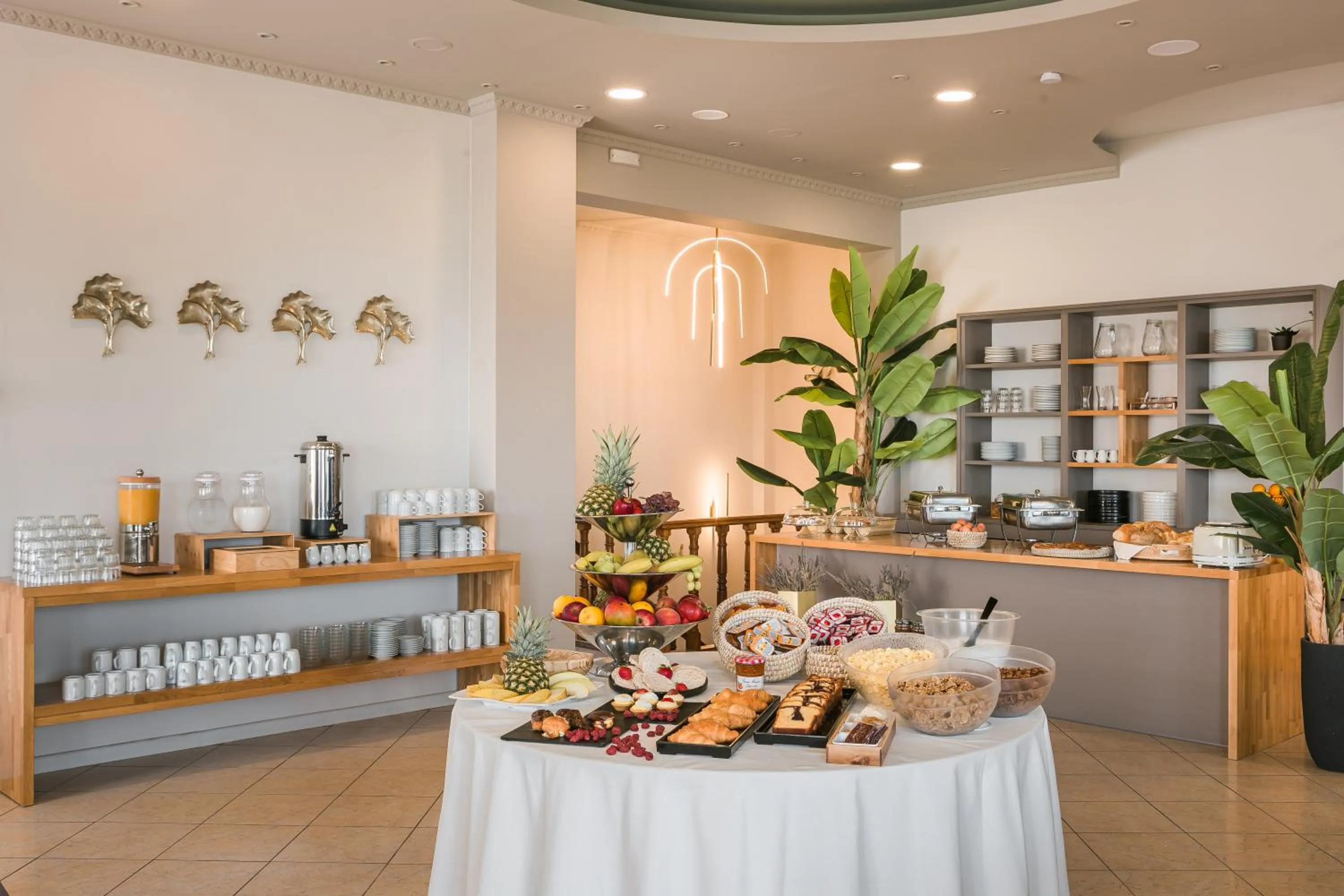 Restaurant/places to eat in Makis Hotel