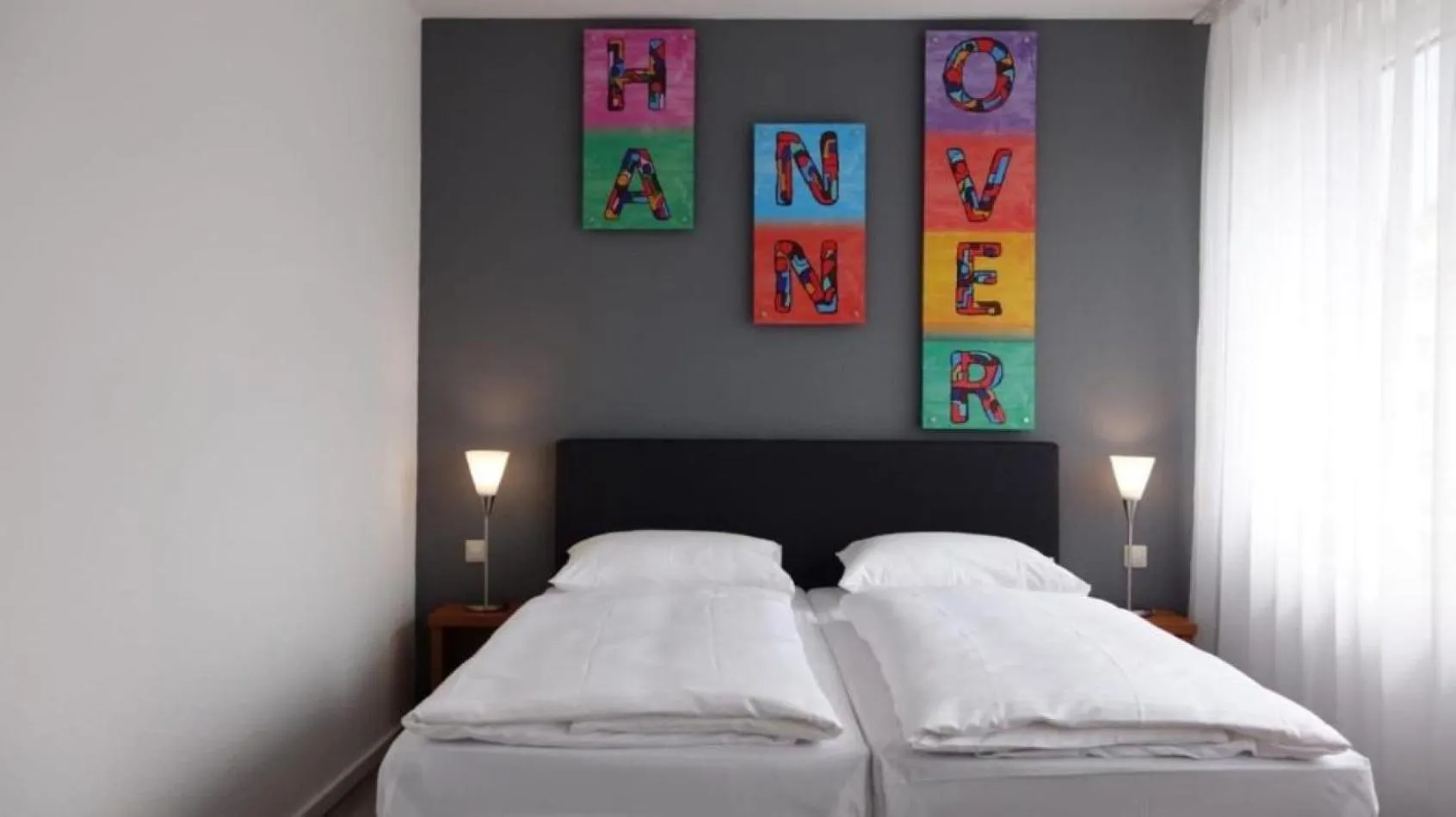 Living room, Bed in Plaza Inn Hannover City Nord