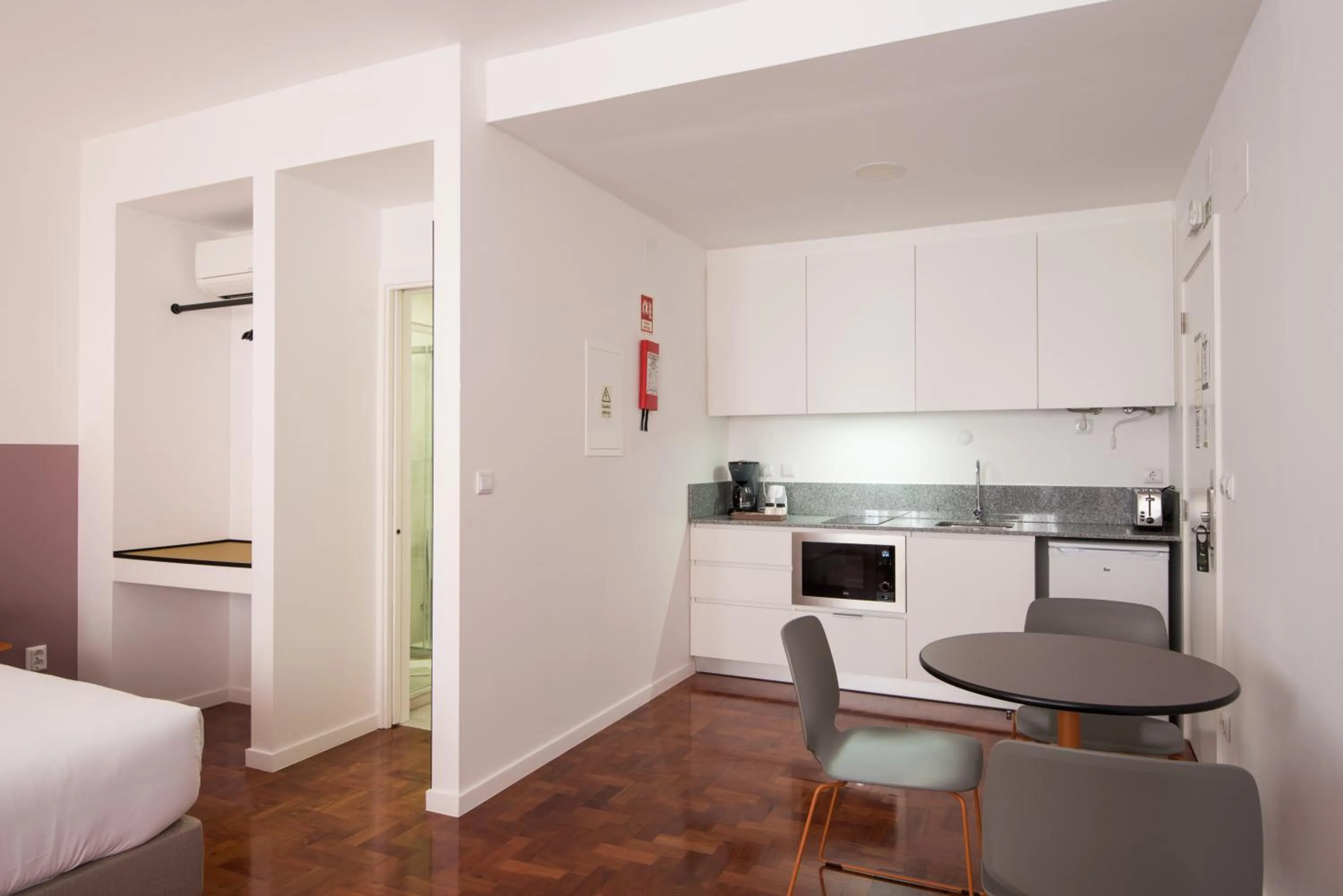 Kitchen or kitchenette, Bed in Lisbon Serviced Apartments - Campos
