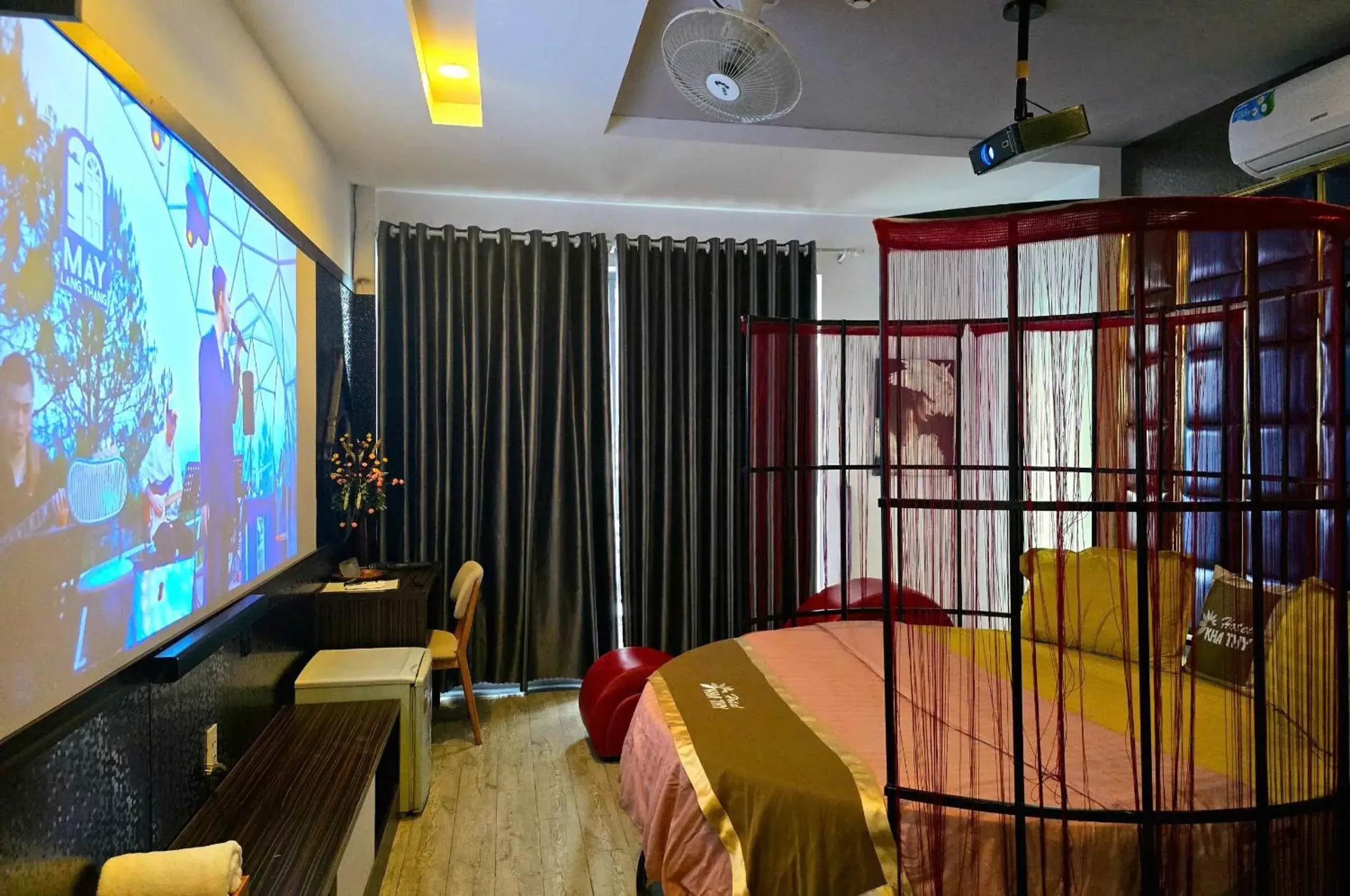 Deluxe Double Room with Balcony in Kha Thy Hotel 2 Deluxe Double Room with Balcony in Kha Thy Hotel 2