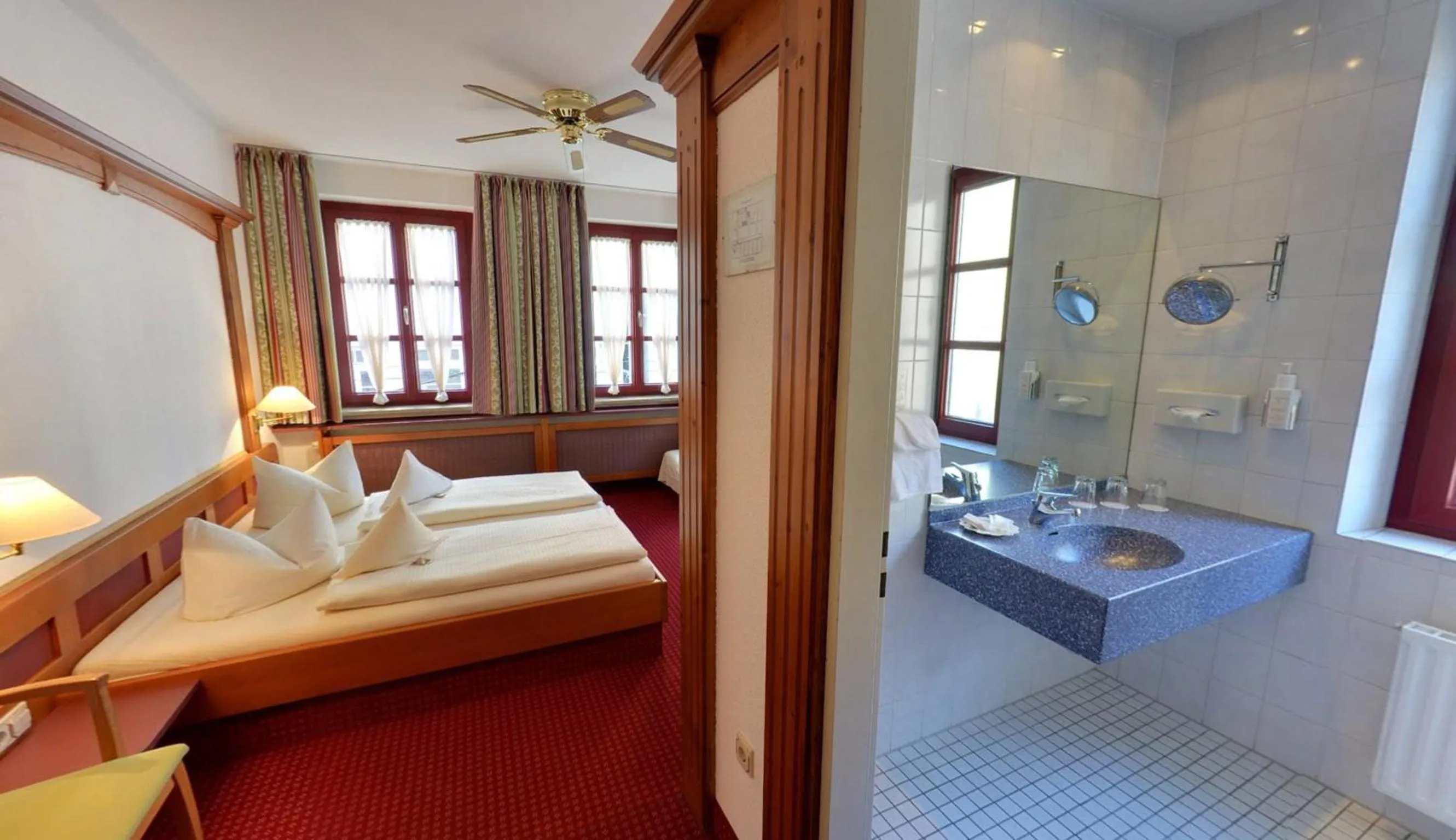 Bathroom, Bed in Hotel Augsburger Hof