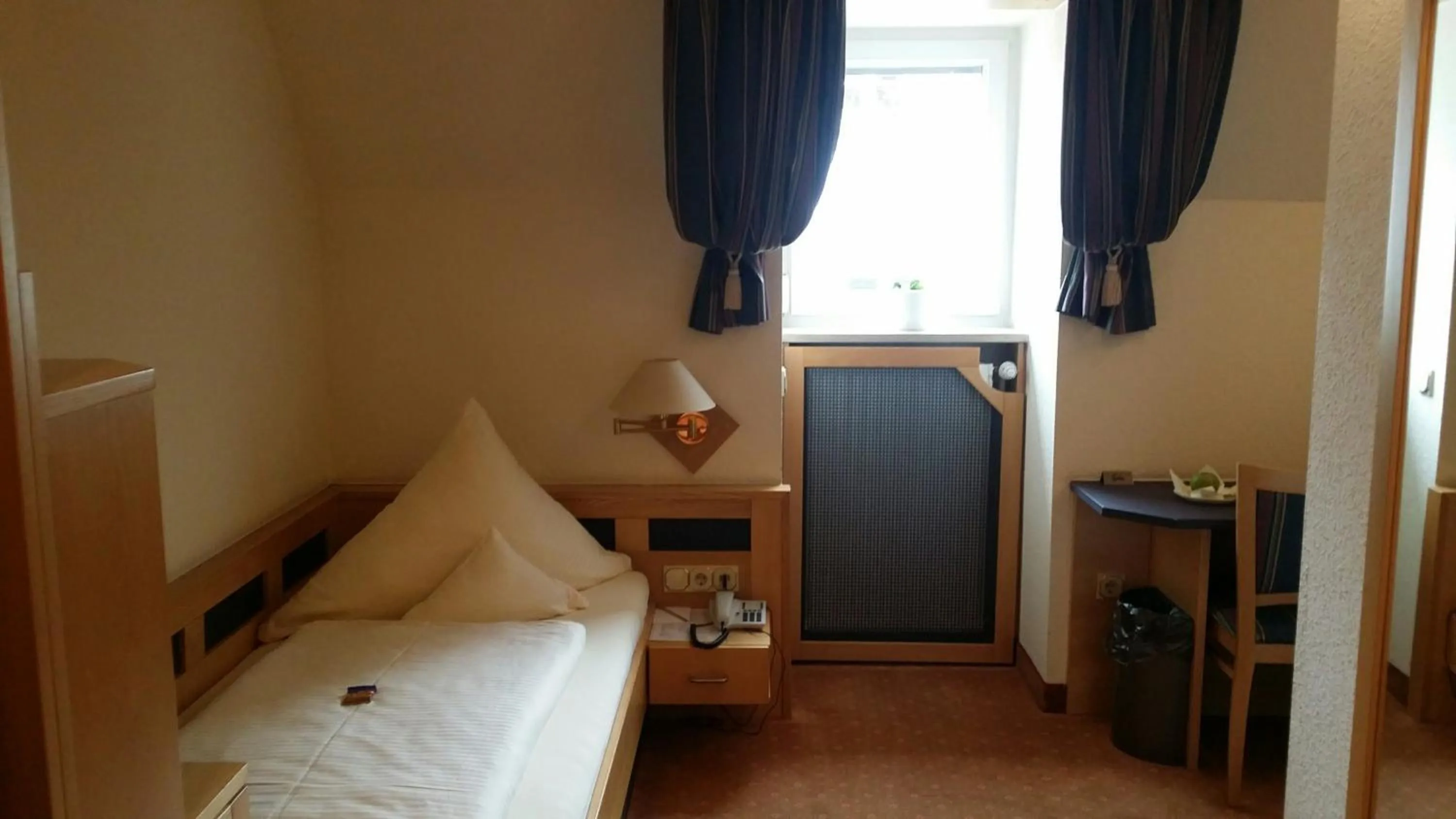 Bedroom, Bed in Hotel Augsburger Hof