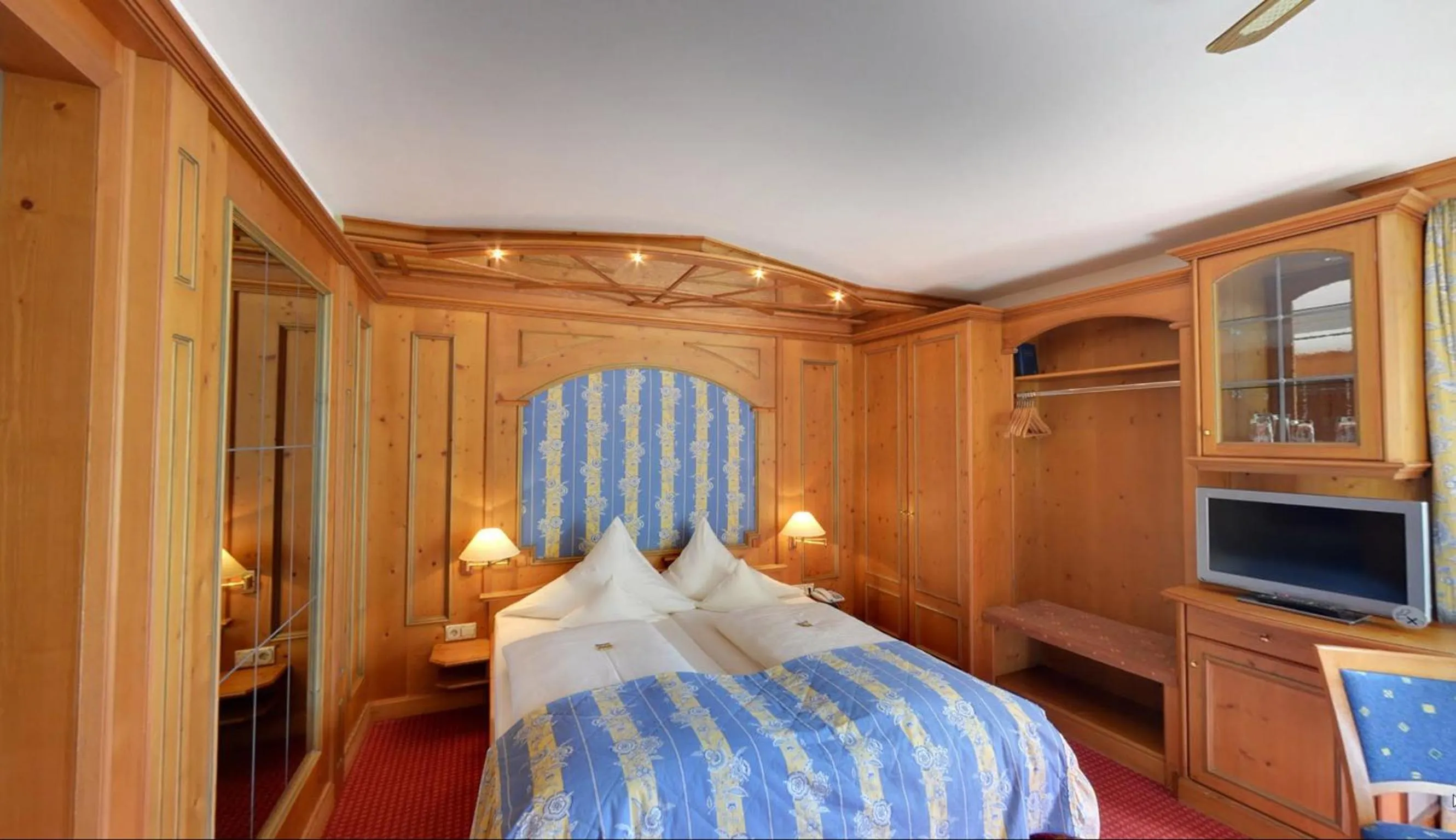 Living room, Bed in Hotel Augsburger Hof