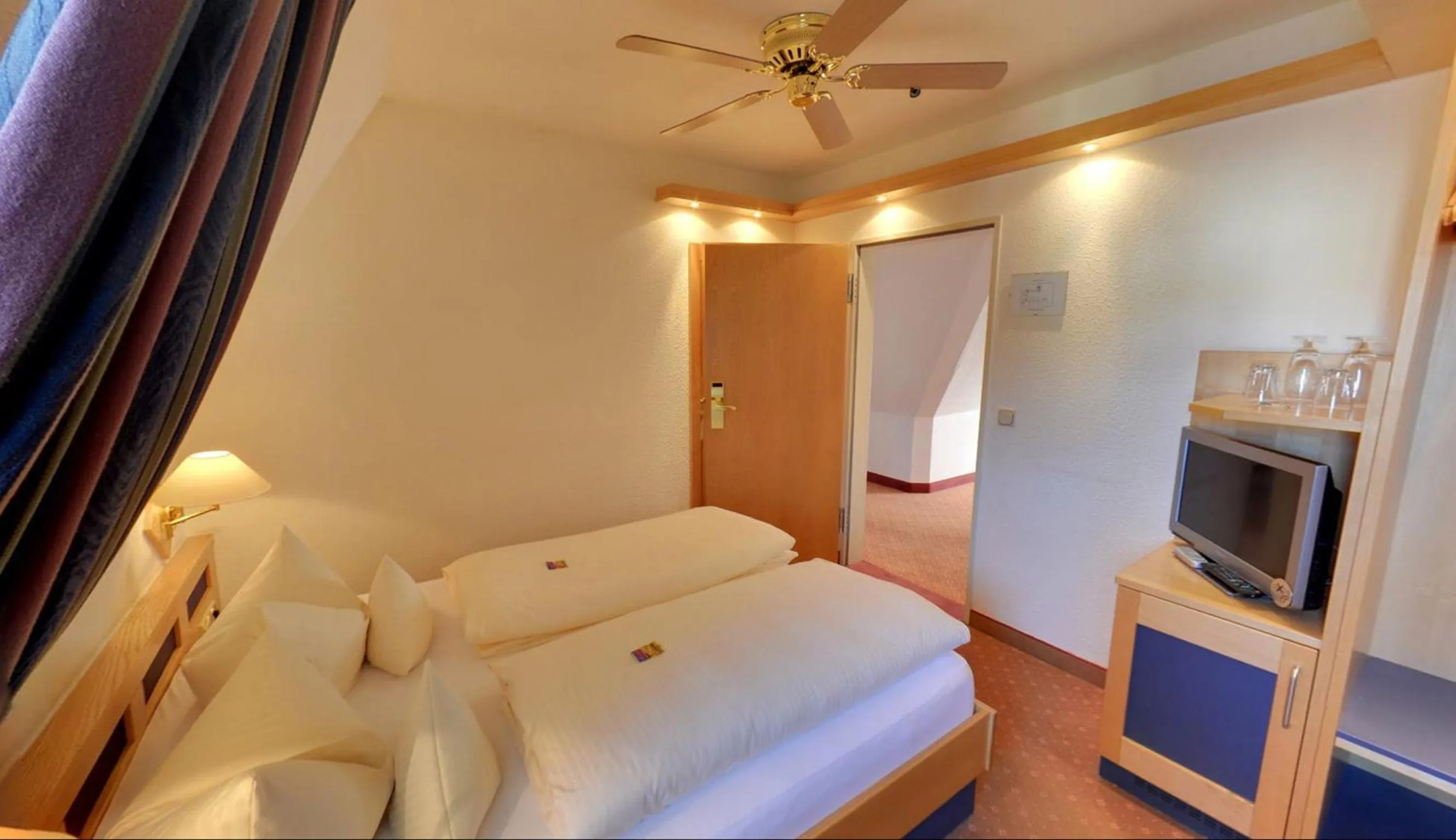 Bedroom, Bed in Hotel Augsburger Hof