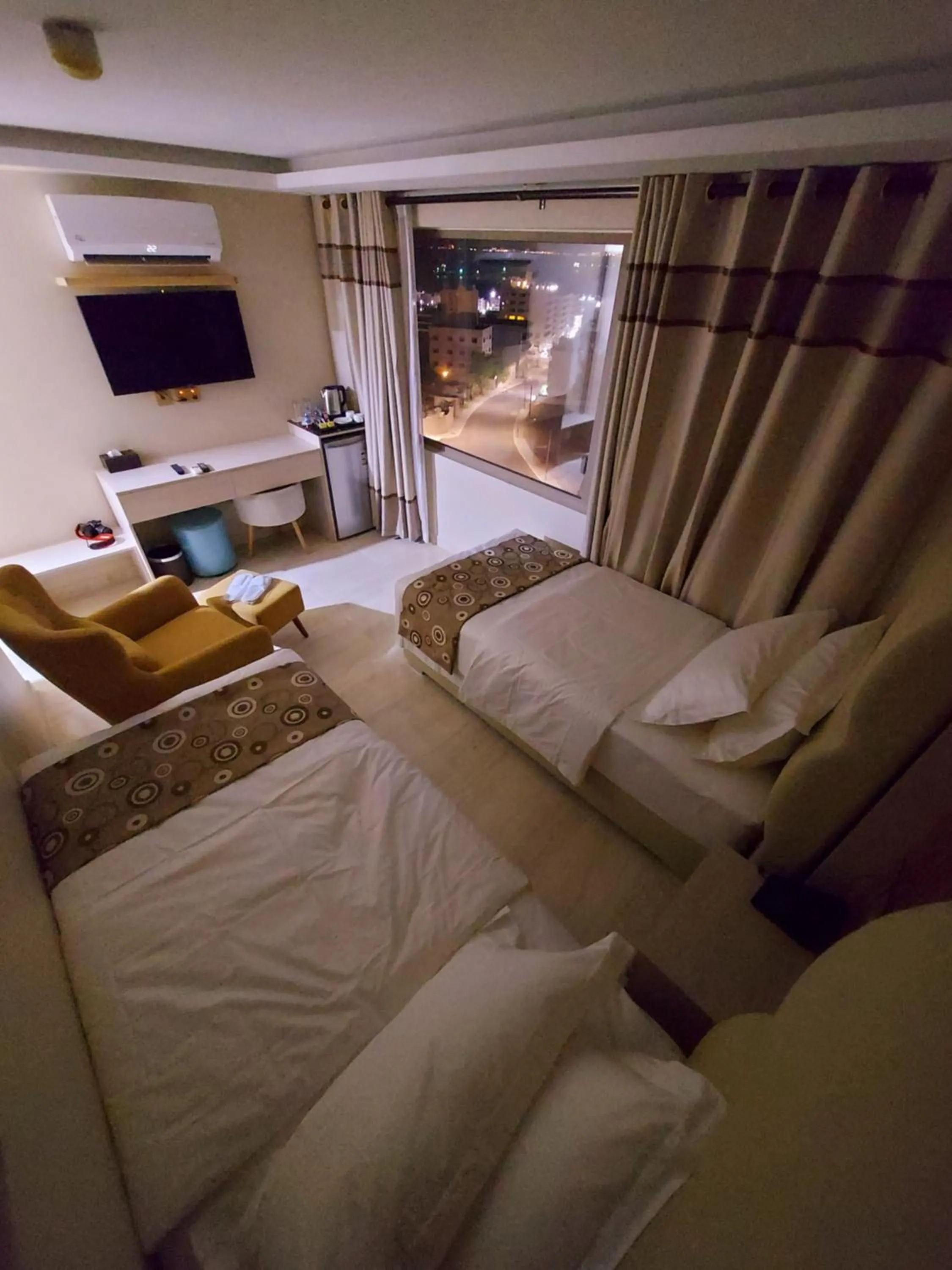 City view, Bed in Jordan Seasons Hotel