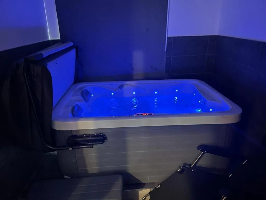 London Luxury Apartment with Private Jacuzzi Hot tub & Sauna