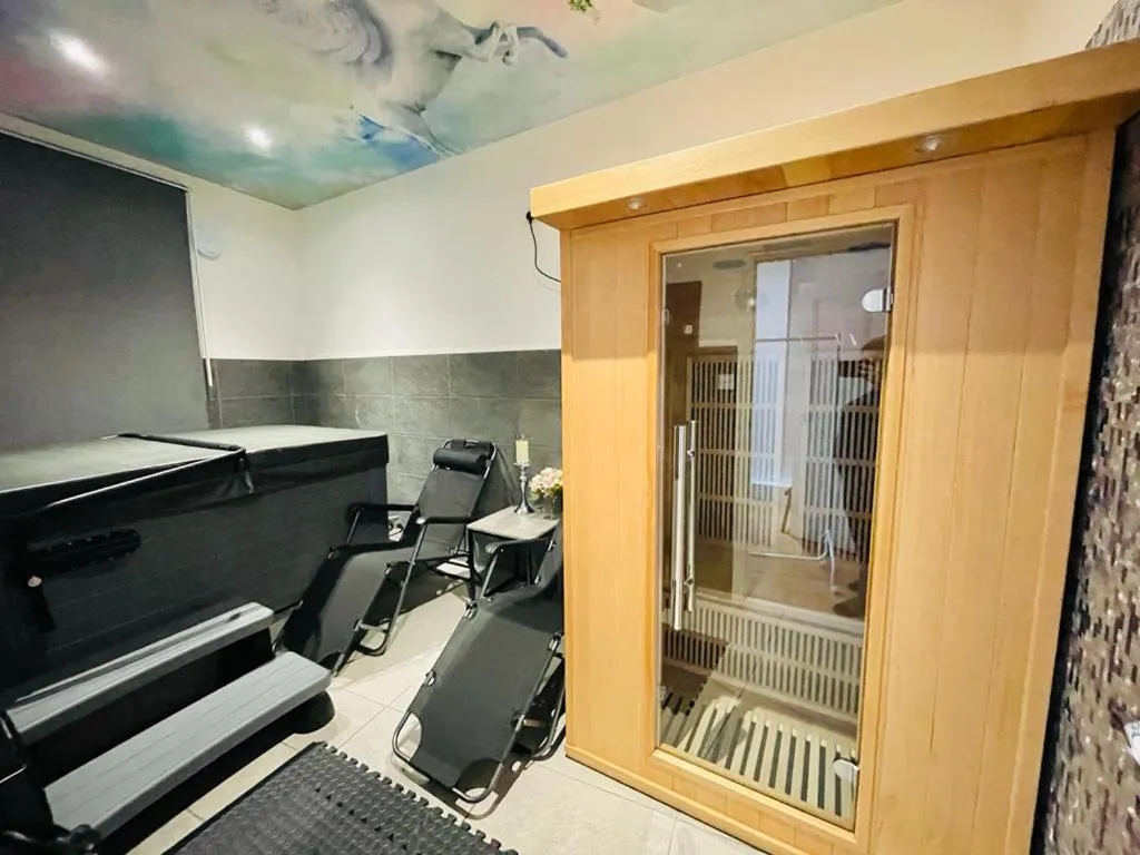 Hot Tub in London Luxury Apartment with Private Jacuzzi Hot tub & Sauna