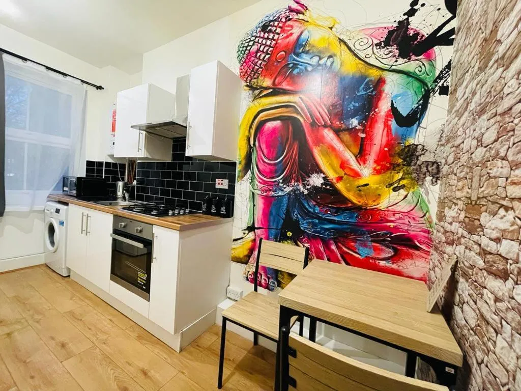 London Luxury Apartment with Private Jacuzzi Hot tub & Sauna