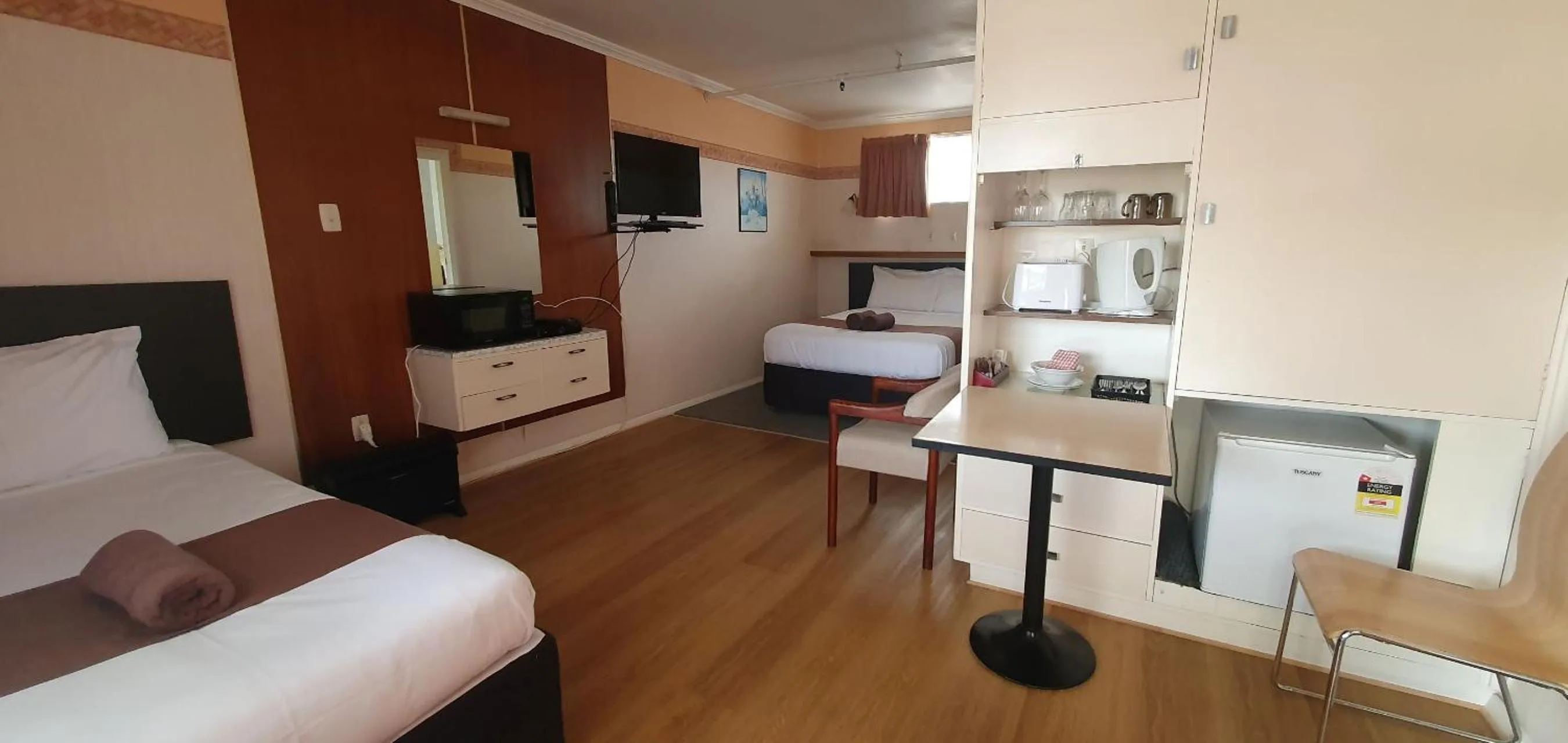 Bed in Mayfair Court Motel