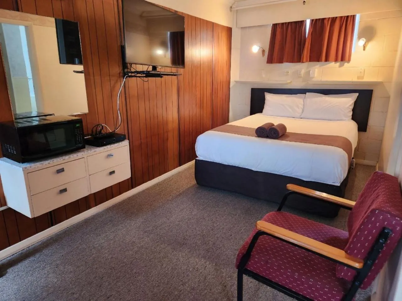 Bed in Mayfair Court Motel