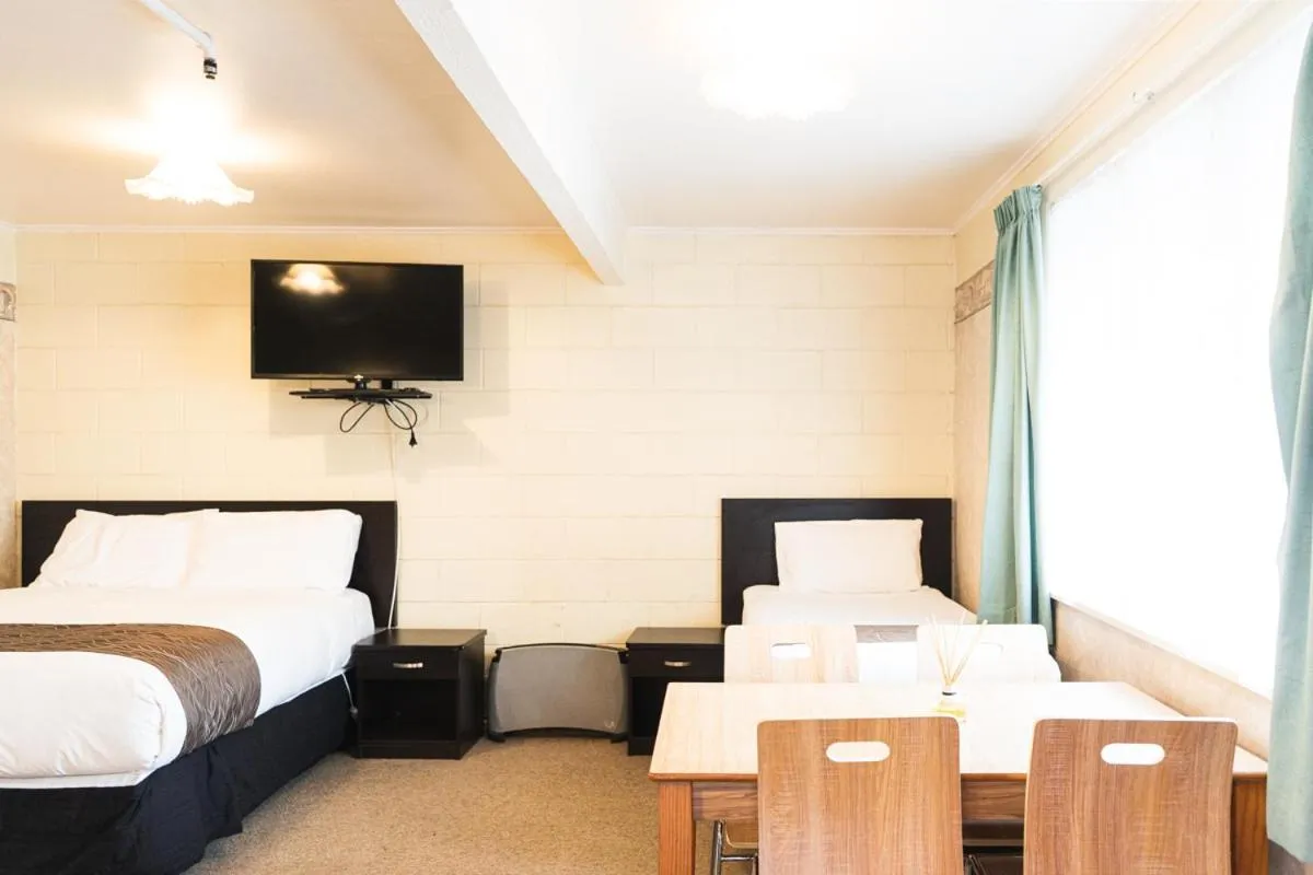 Bed in Mayfair Court Motel