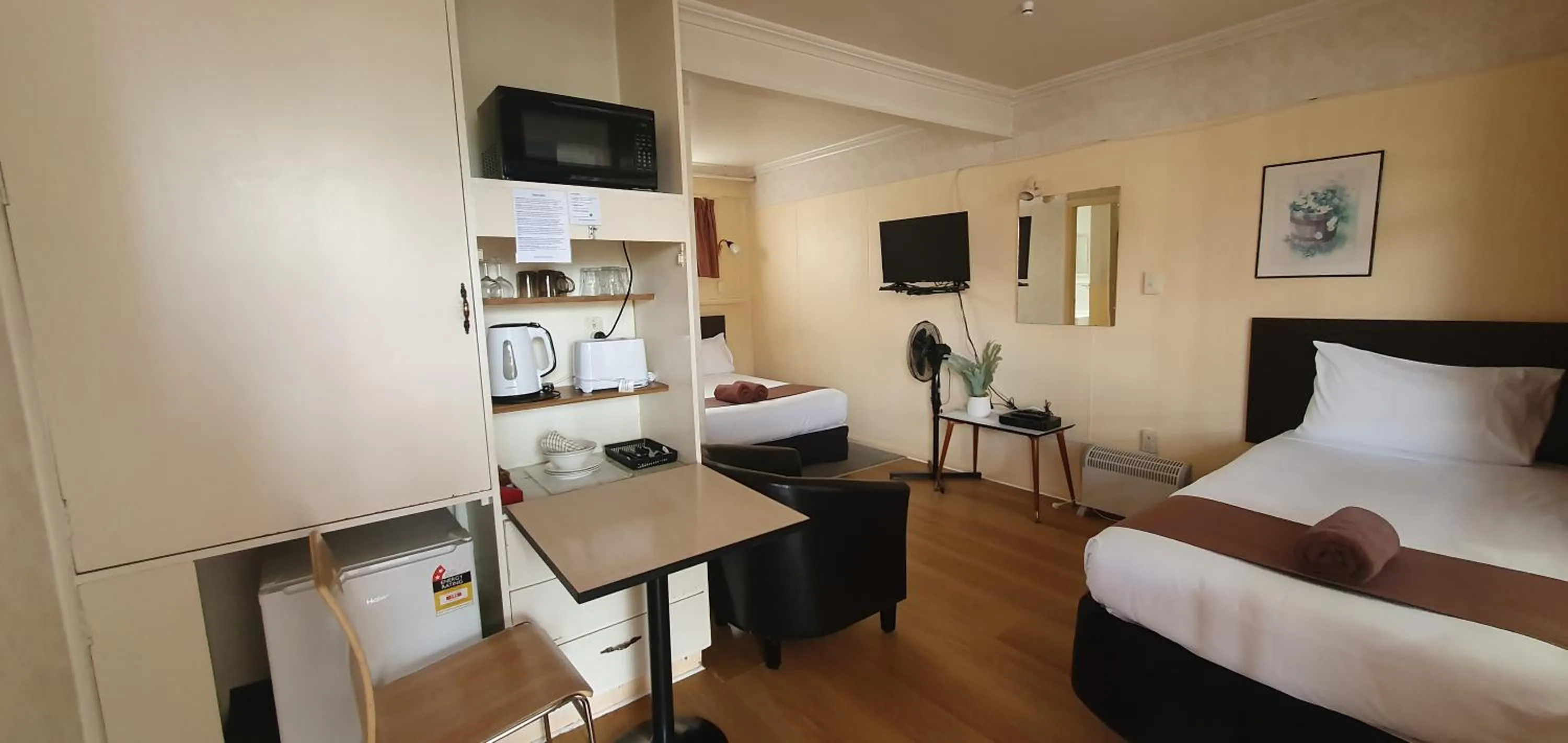 Coffee/tea facilities, Bed in Mayfair Court Motel