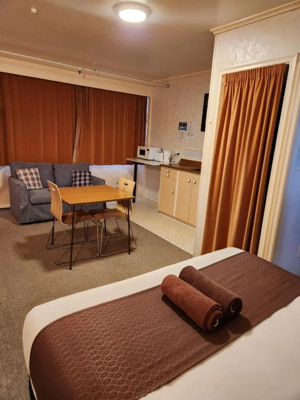 Coffee/tea facilities, Bed in Mayfair Court Motel