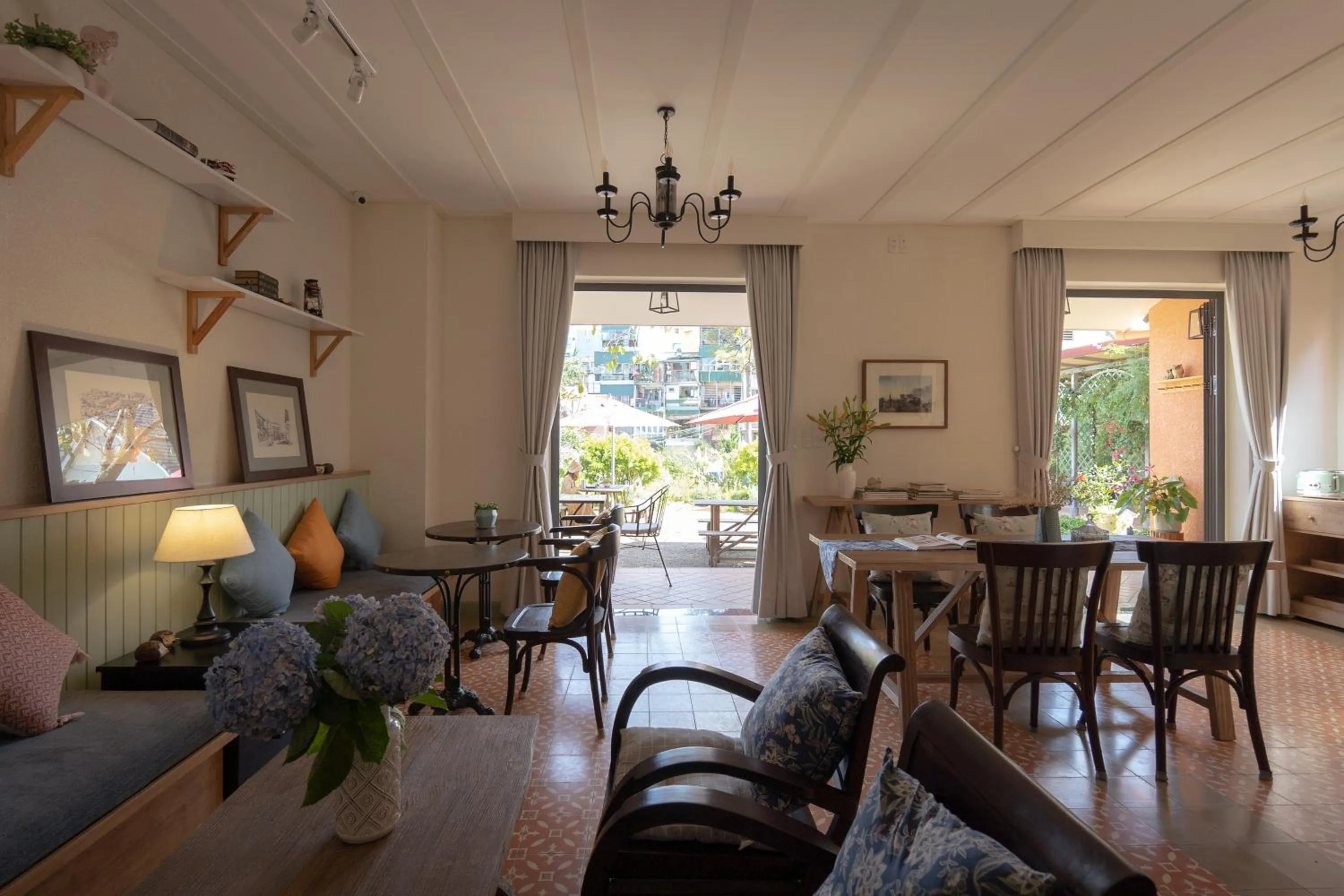 Lobby or reception in La Em Boutique Villa