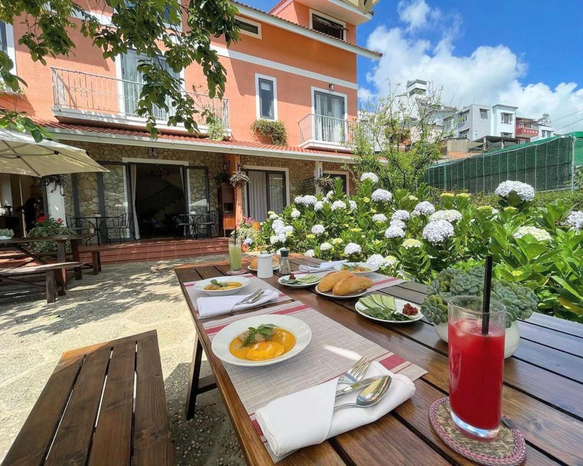 Breakfast in La Em Boutique Villa