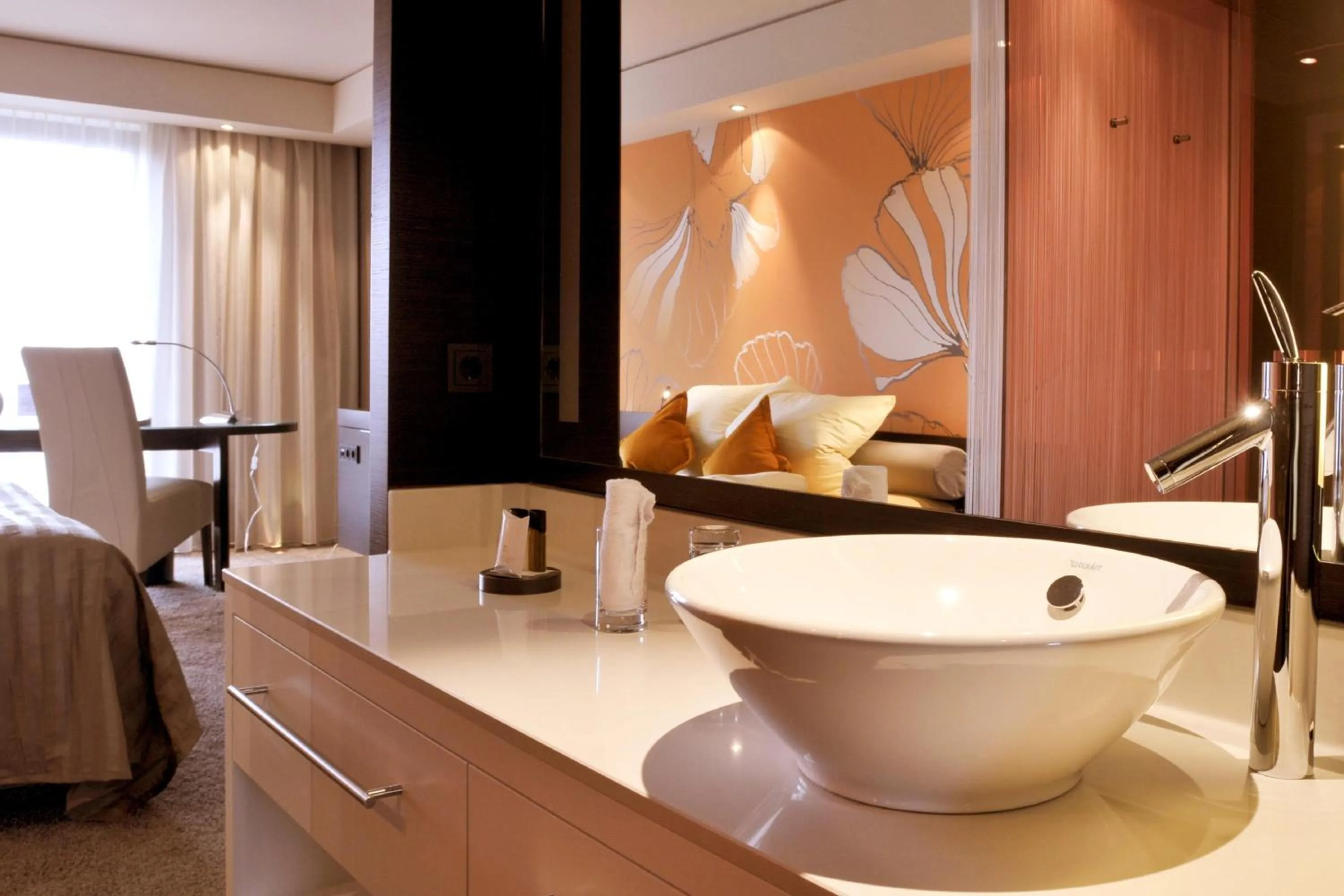 Bathroom, Bed in Atrium Hotel Mainz