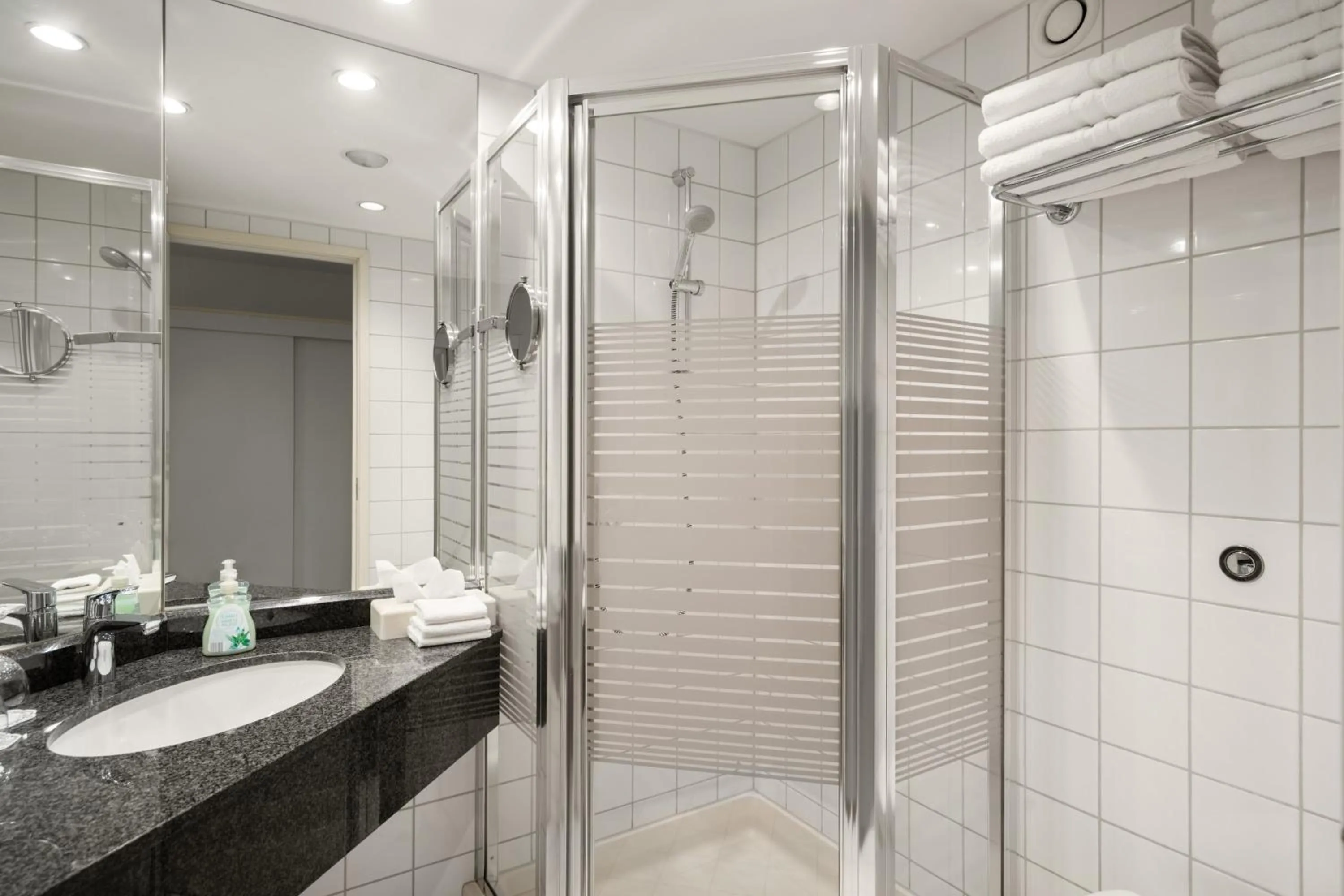 Shower in Kirchers Park & Wellnesshotel Kaiserstuhl