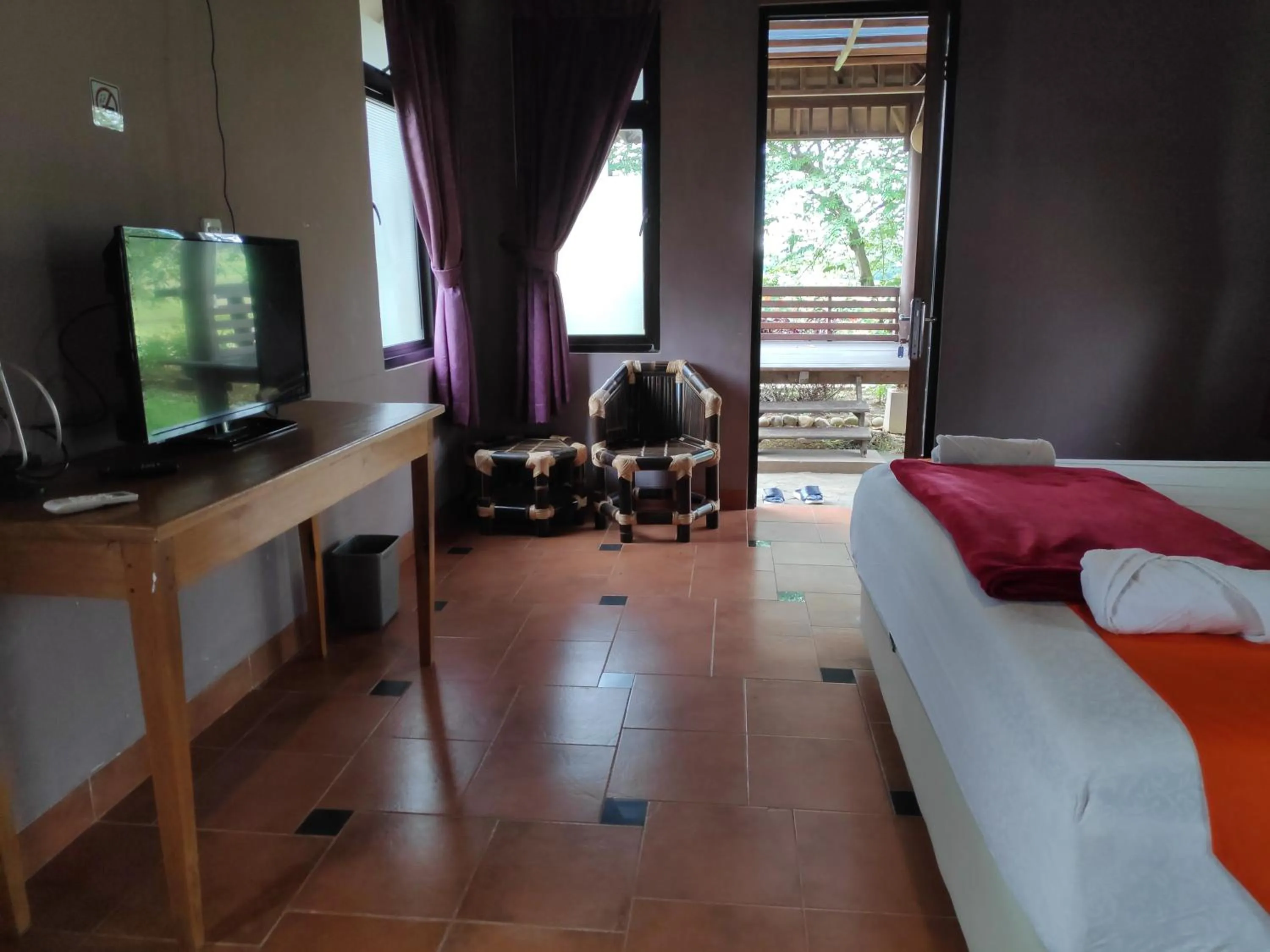 Communal lounge/ TV room, Bed in Degung Hillside