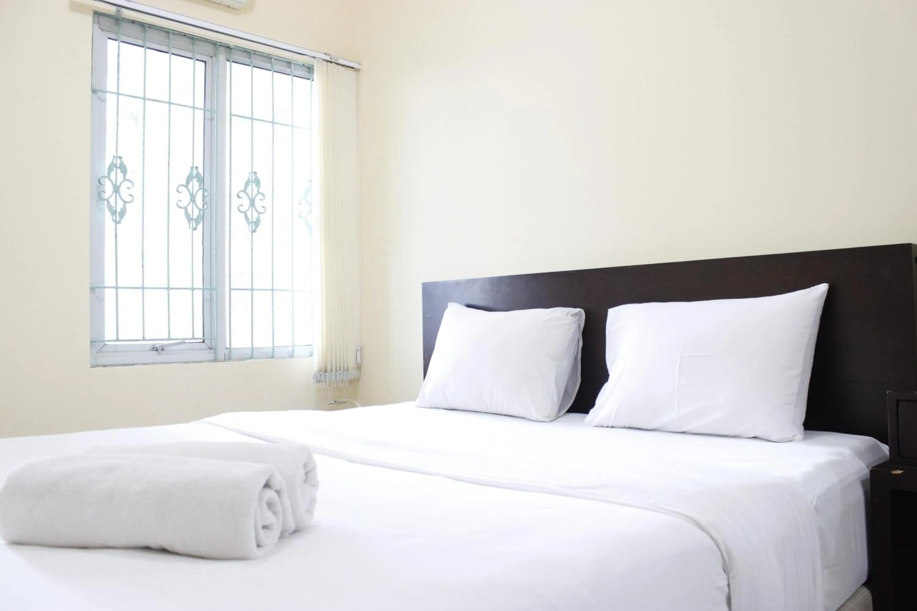 Bed in Deluxe & Cozy 4BR Galeri Ciumbuleuit Apartment By Travelio