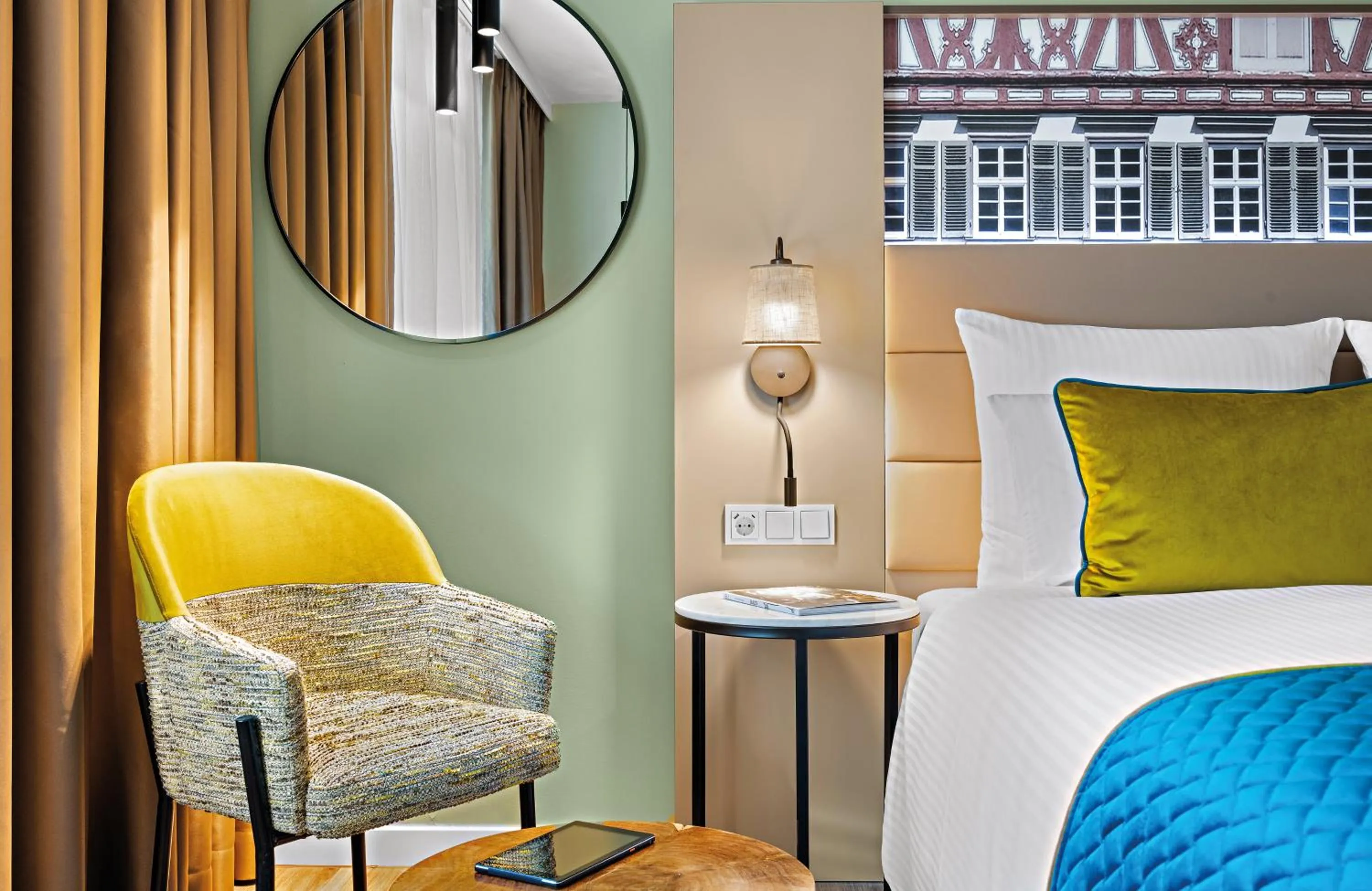 Seating area, Bed in Leonardo Hotel Esslingen