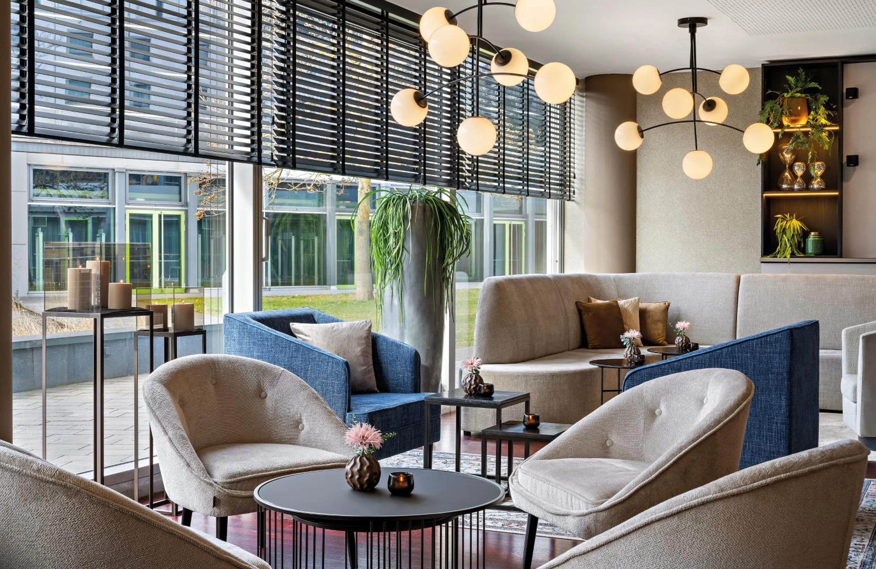 Lounge or bar in Leonardo Hotel Esslingen
