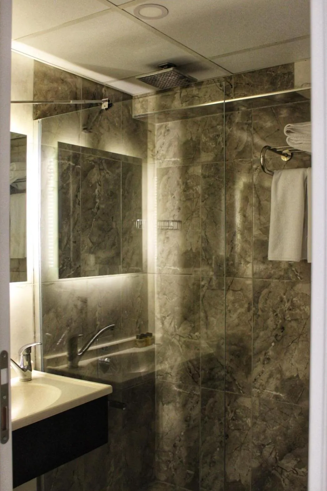 Shower in ESKOPPremium OTEL