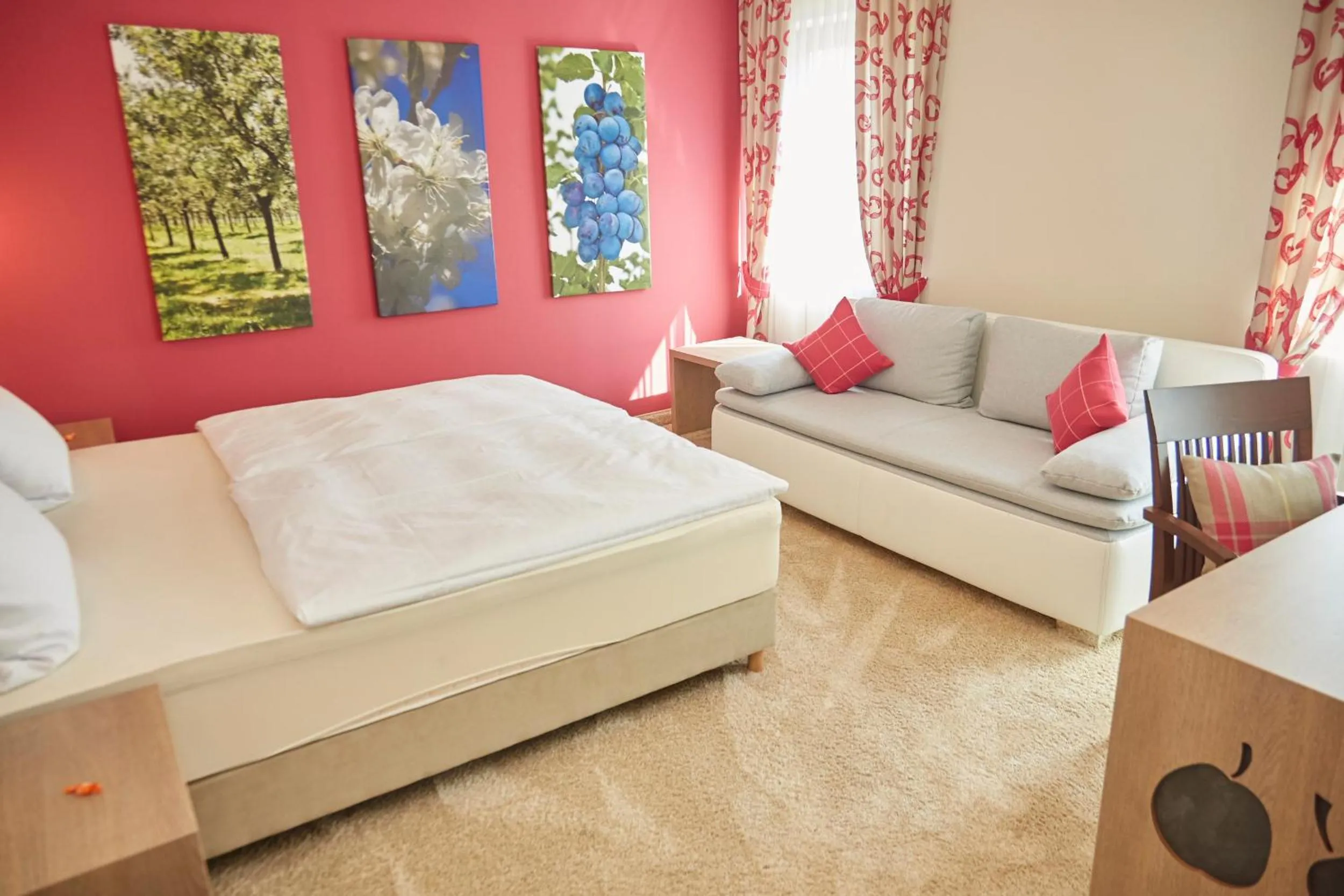 Photo of the whole room, Bed in Hotel-Gasthof Die Post Brennerei Frankenhöhe