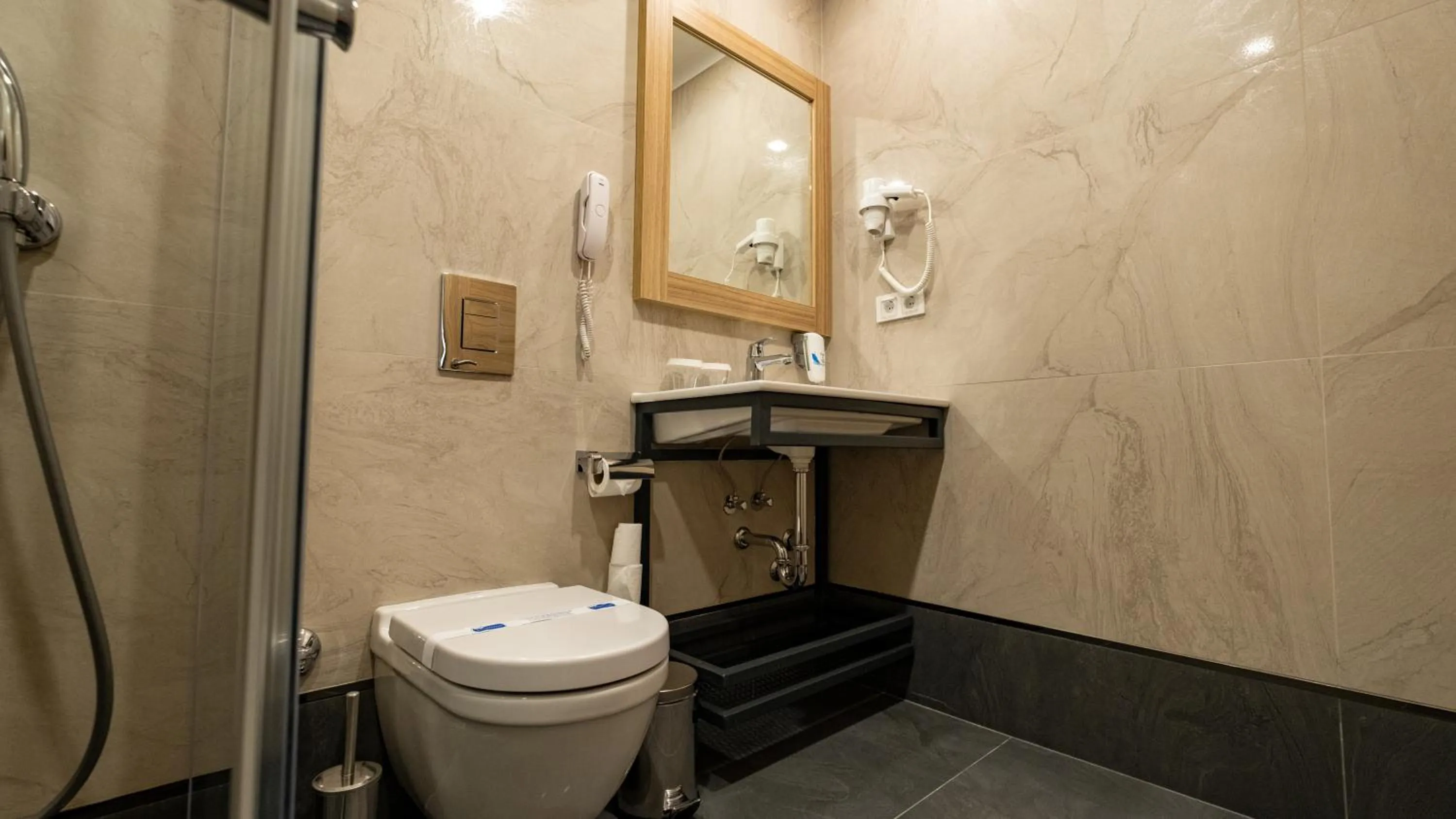 Bathroom in Alesta Midtown