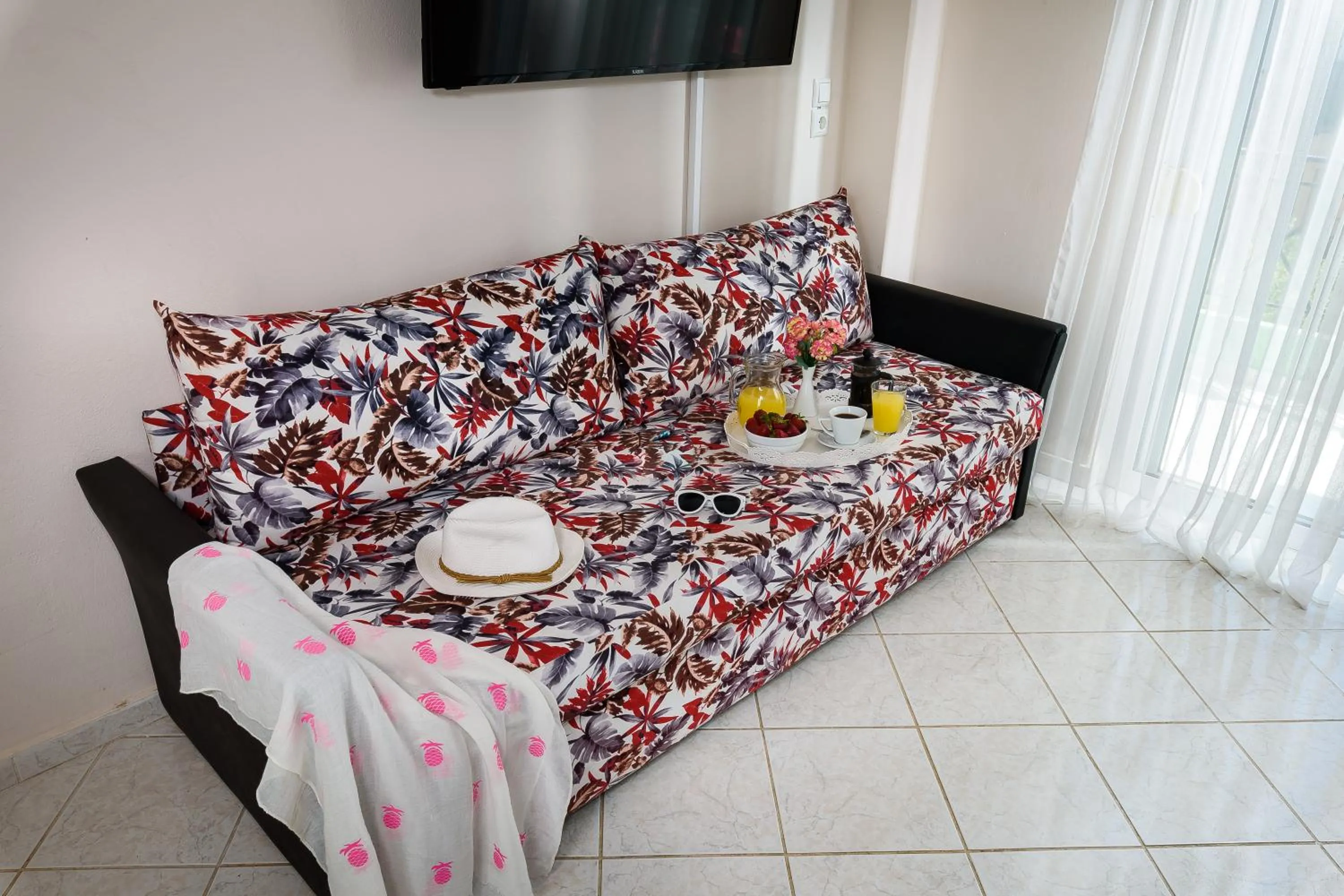 Seating area, Bed in Room 25